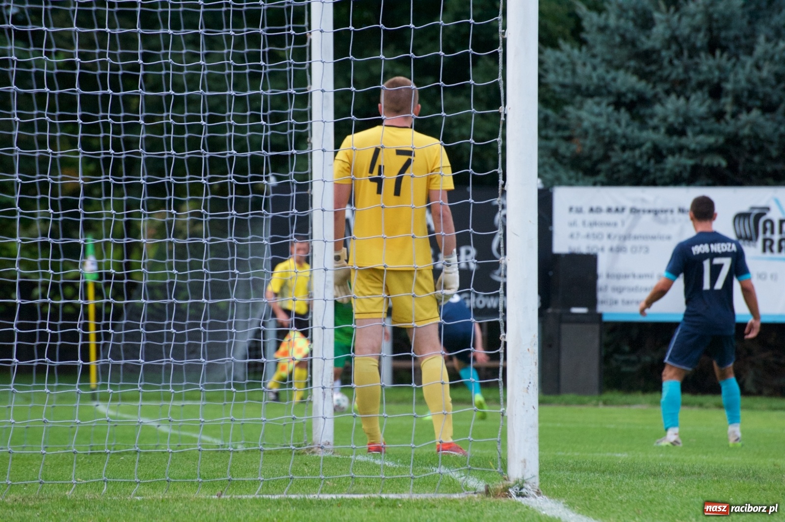 Zdjęcie w galerii na portalu naszraciborz.pl: Trzy punkty Tworkowa. Ambulans na boisku [FOTO] wiadomości z regionu