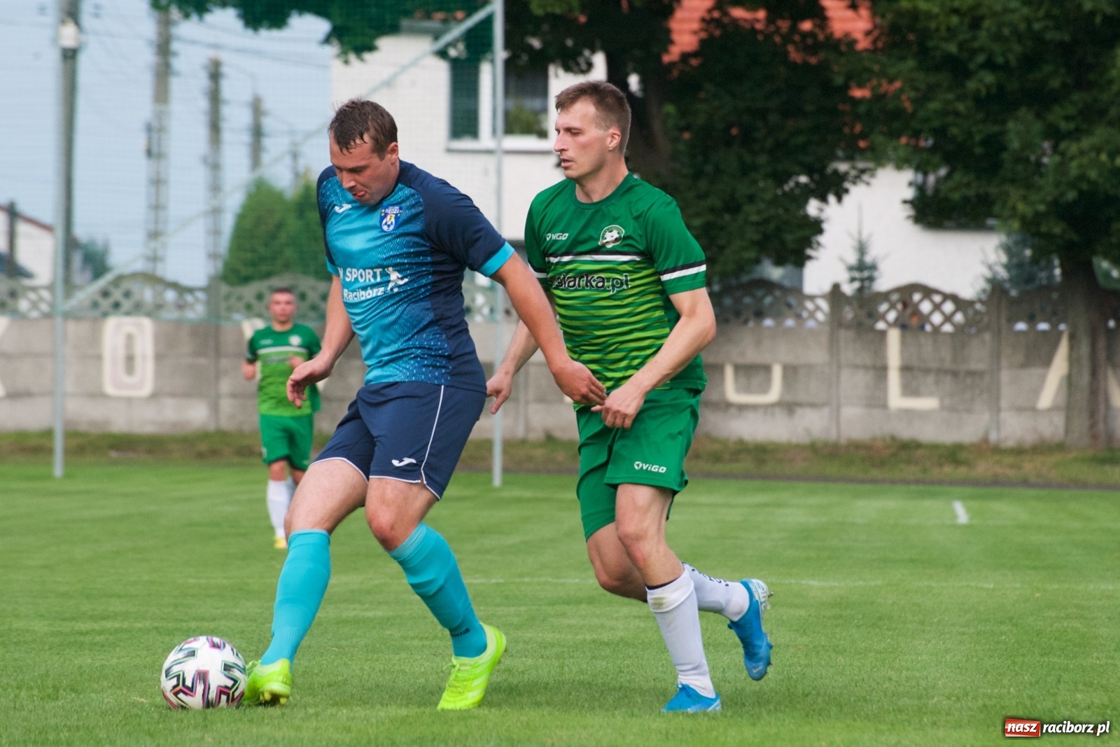 Zdjęcie w galerii na portalu naszraciborz.pl: Trzy punkty Tworkowa. Ambulans na boisku [FOTO] wiadomości z regionu