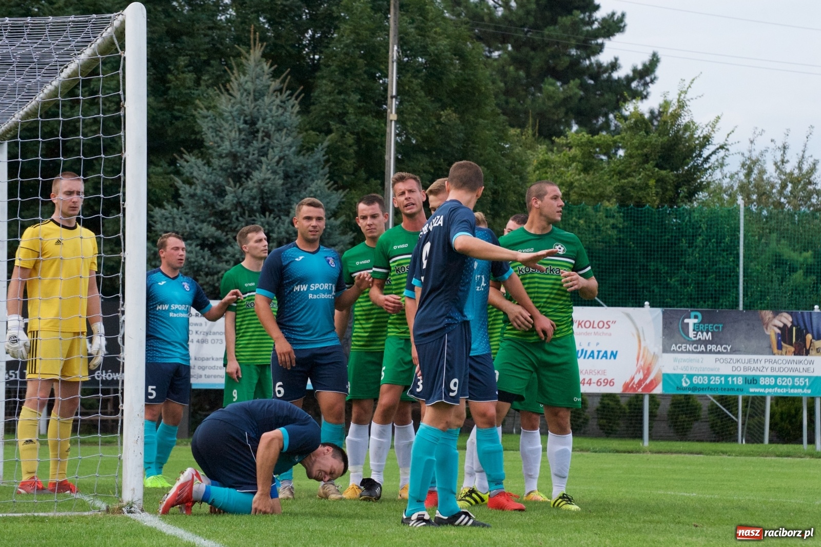 Zdjęcie w galerii na portalu naszraciborz.pl: Trzy punkty Tworkowa. Ambulans na boisku [FOTO] wiadomości z regionu