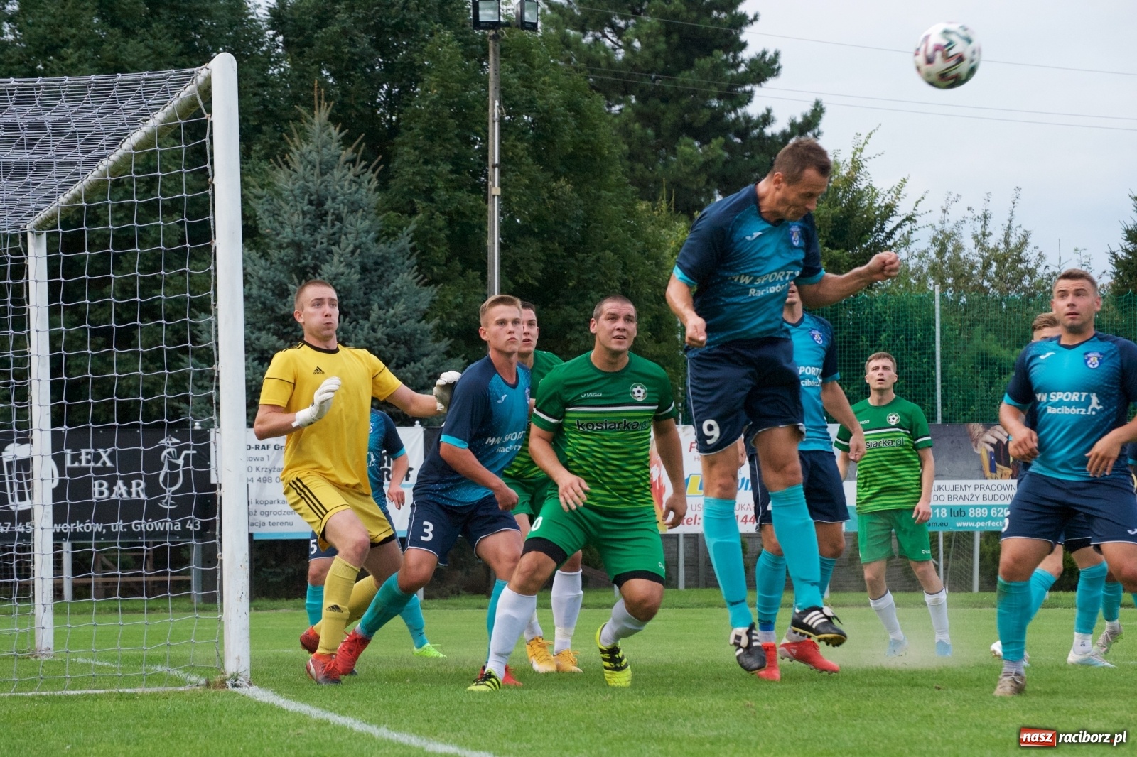Zdjęcie w galerii na portalu naszraciborz.pl: Trzy punkty Tworkowa. Ambulans na boisku [FOTO] wiadomości z regionu