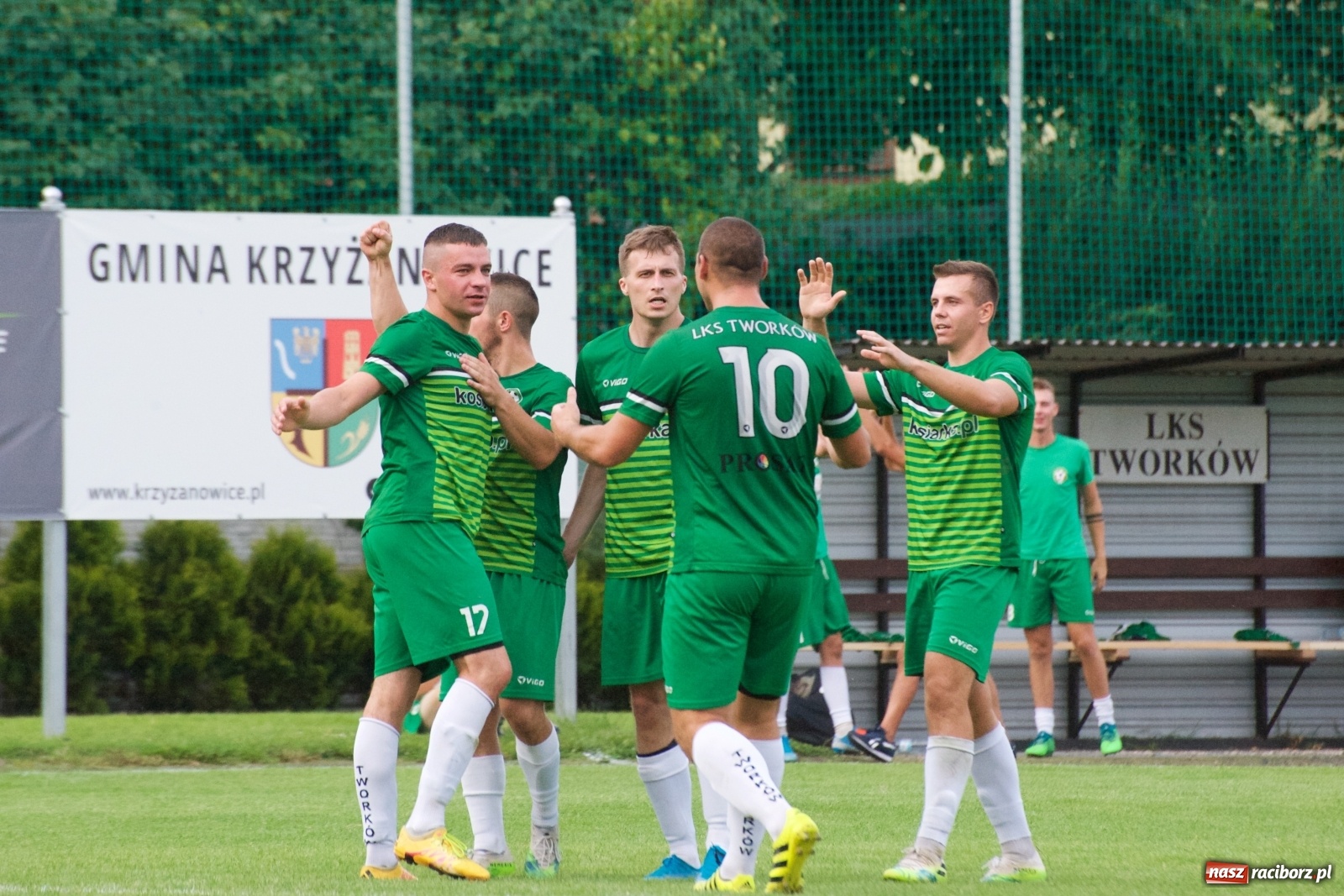 Zdjęcie w galerii na portalu naszraciborz.pl: Trzy punkty Tworkowa. Ambulans na boisku [FOTO] wiadomości z regionu