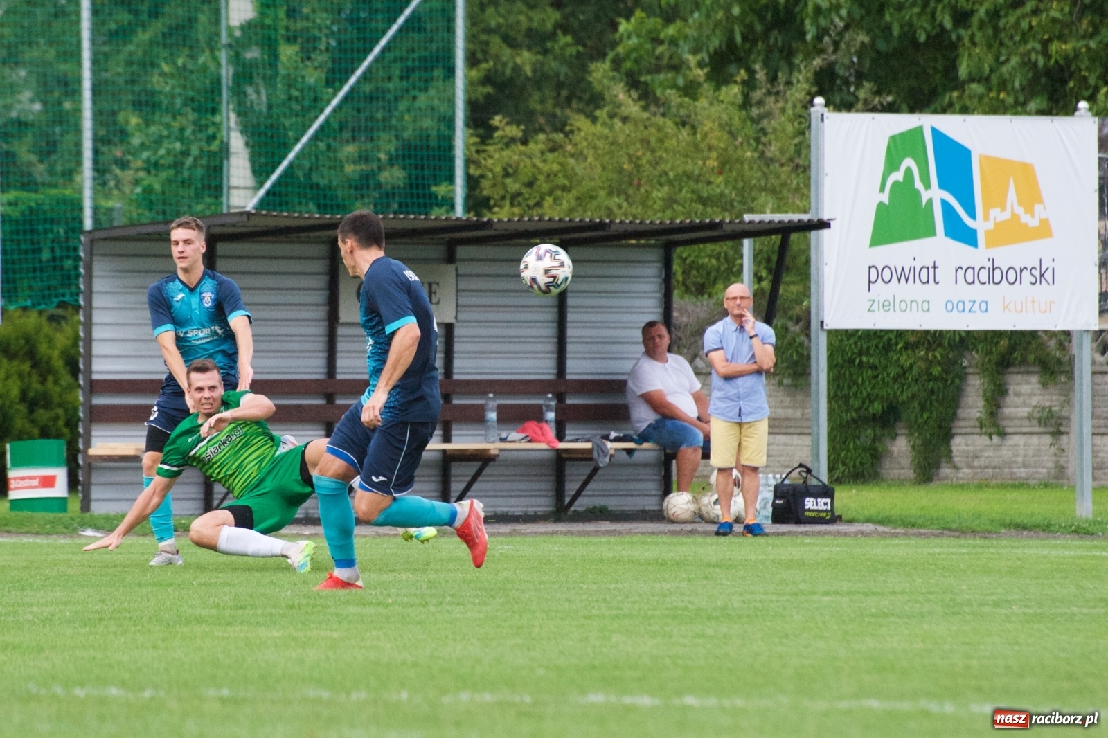 Zdjęcie w galerii na portalu naszraciborz.pl: Trzy punkty Tworkowa. Ambulans na boisku [FOTO] wiadomości z regionu