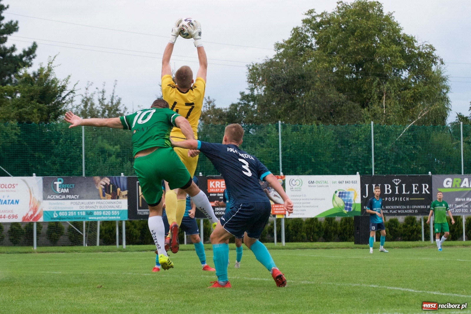 Zdjęcie w galerii na portalu naszraciborz.pl: Trzy punkty Tworkowa. Ambulans na boisku [FOTO] wiadomości z regionu