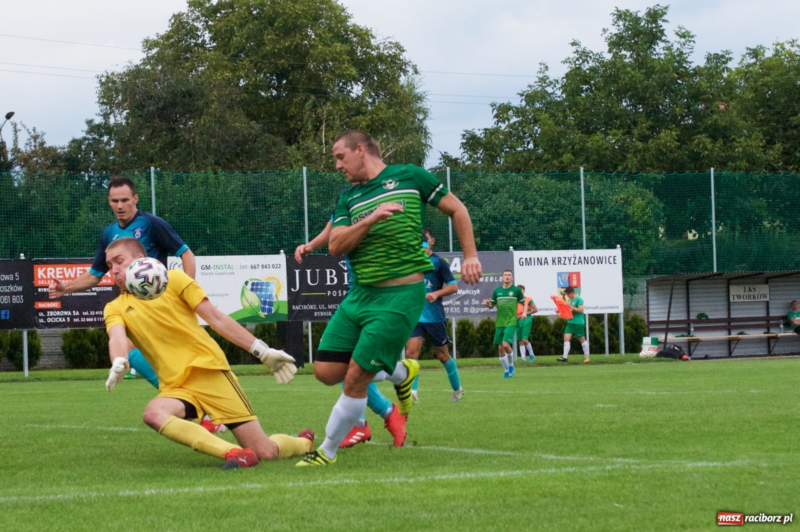 Zdjęcie w galerii na portalu naszraciborz.pl: Trzy punkty Tworkowa. Ambulans na boisku [FOTO] wiadomości z regionu