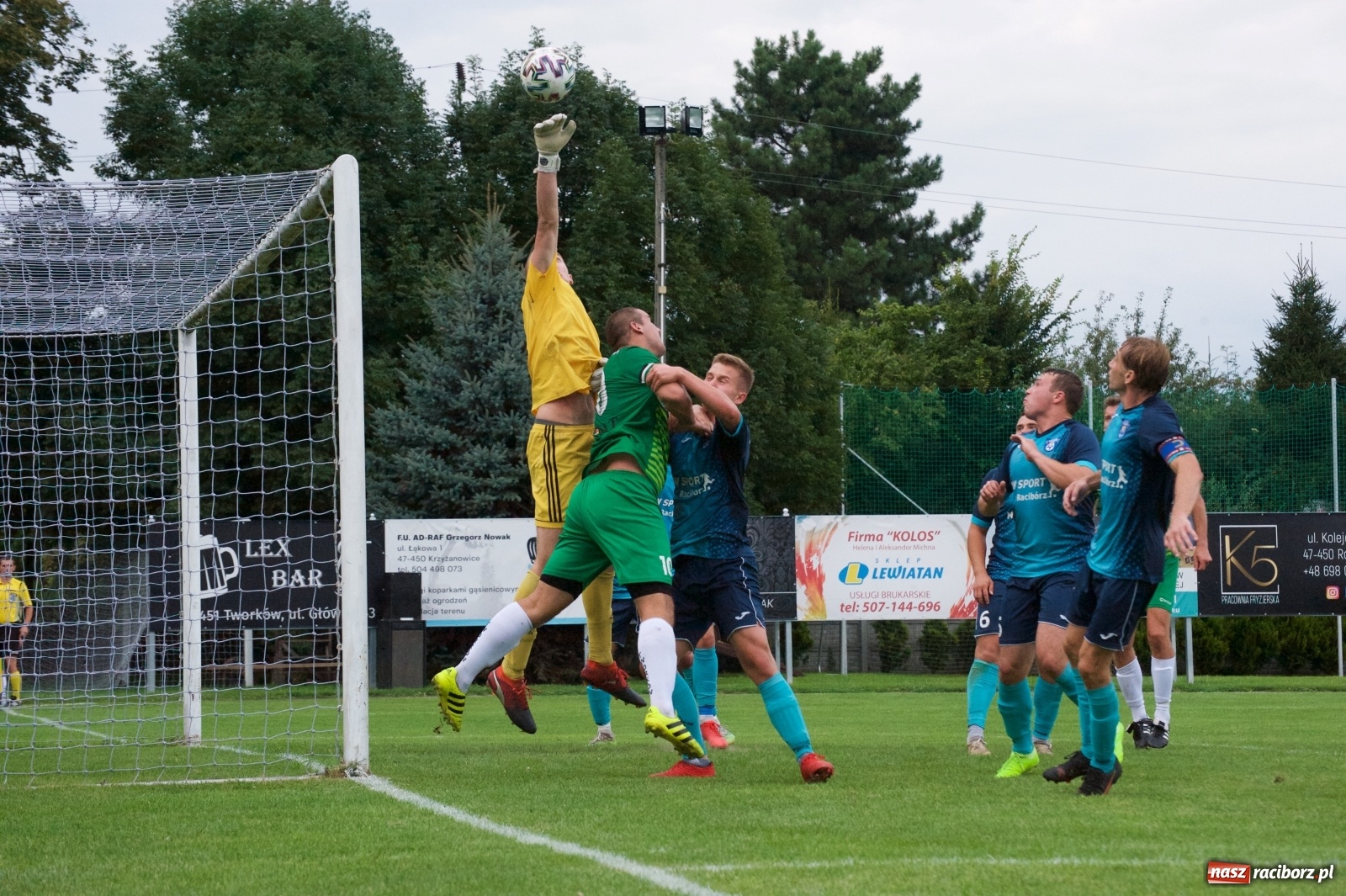 Zdjęcie w galerii na portalu naszraciborz.pl: Trzy punkty Tworkowa. Ambulans na boisku [FOTO] wiadomości z regionu
