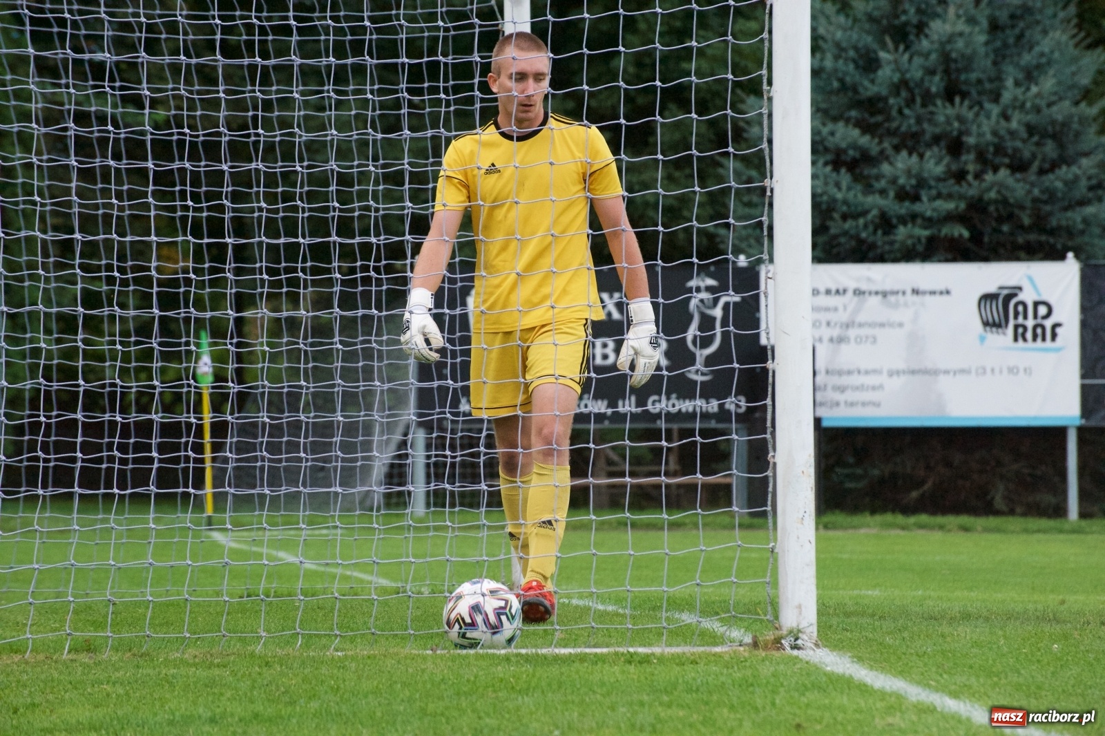 Zdjęcie w galerii na portalu naszraciborz.pl: Trzy punkty Tworkowa. Ambulans na boisku [FOTO] wiadomości z regionu