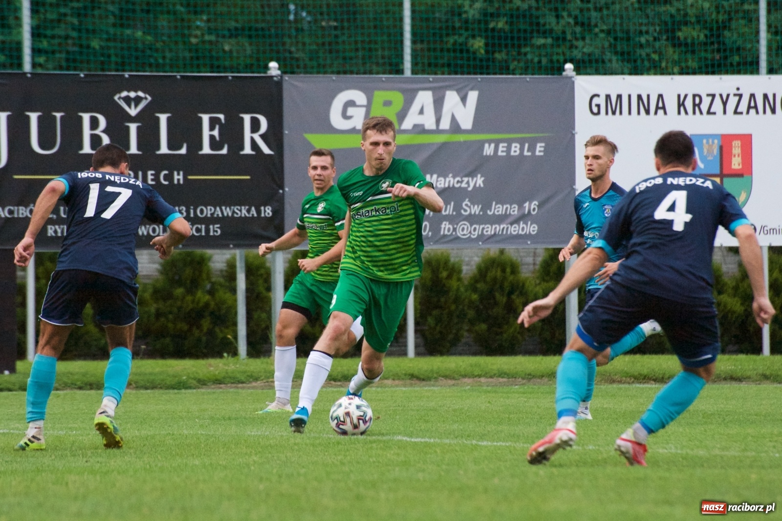 Zdjęcie w galerii na portalu naszraciborz.pl: Trzy punkty Tworkowa. Ambulans na boisku [FOTO] wiadomości z regionu