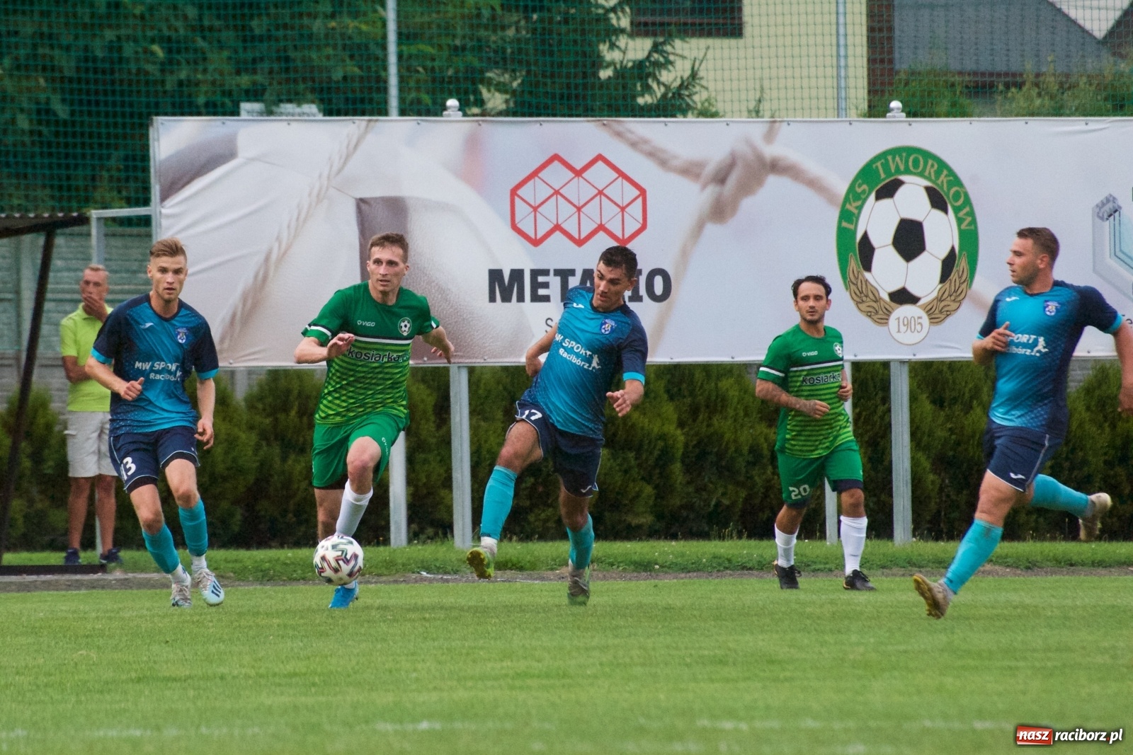 Zdjęcie w galerii na portalu naszraciborz.pl: Trzy punkty Tworkowa. Ambulans na boisku [FOTO] wiadomości z regionu