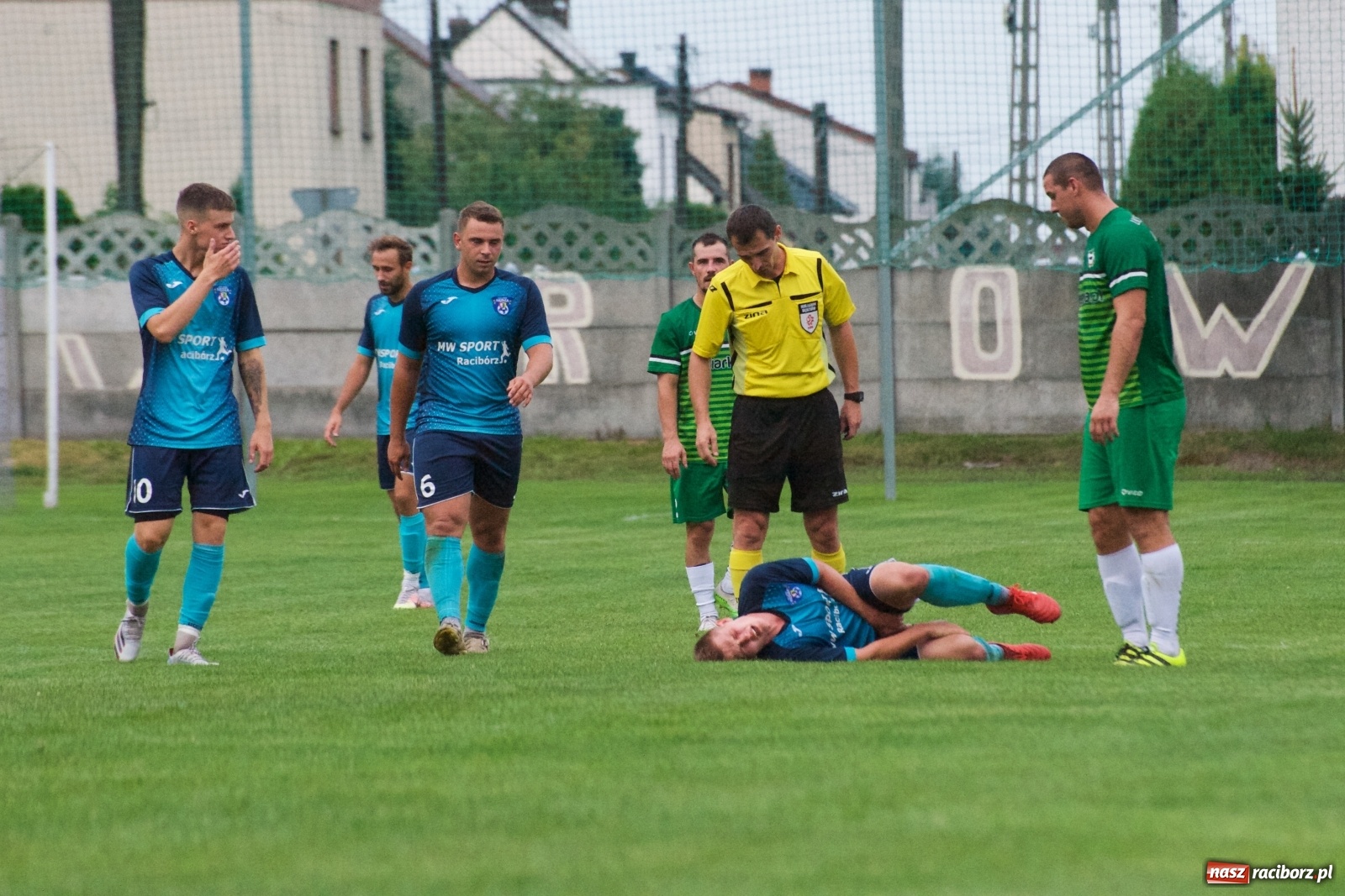 Zdjęcie w galerii na portalu naszraciborz.pl: Trzy punkty Tworkowa. Ambulans na boisku [FOTO] wiadomości z regionu