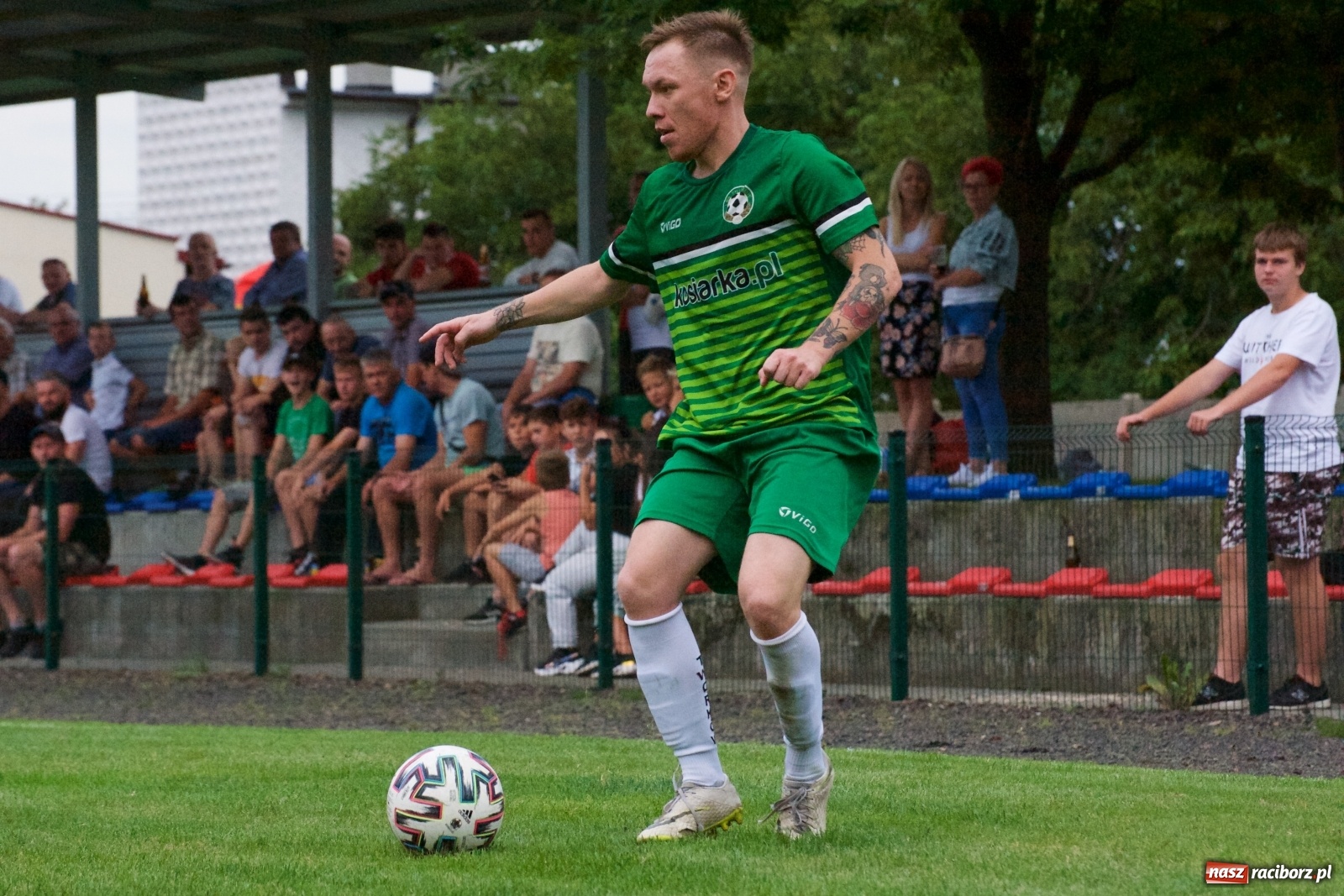 Zdjęcie w galerii na portalu naszraciborz.pl: Trzy punkty Tworkowa. Ambulans na boisku [FOTO] wiadomości z regionu