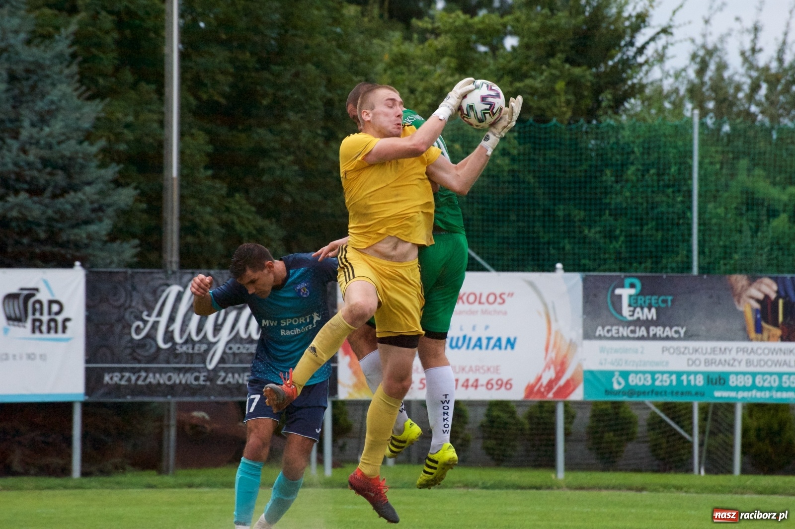 Zdjęcie w galerii na portalu naszraciborz.pl: Trzy punkty Tworkowa. Ambulans na boisku [FOTO] wiadomości z regionu