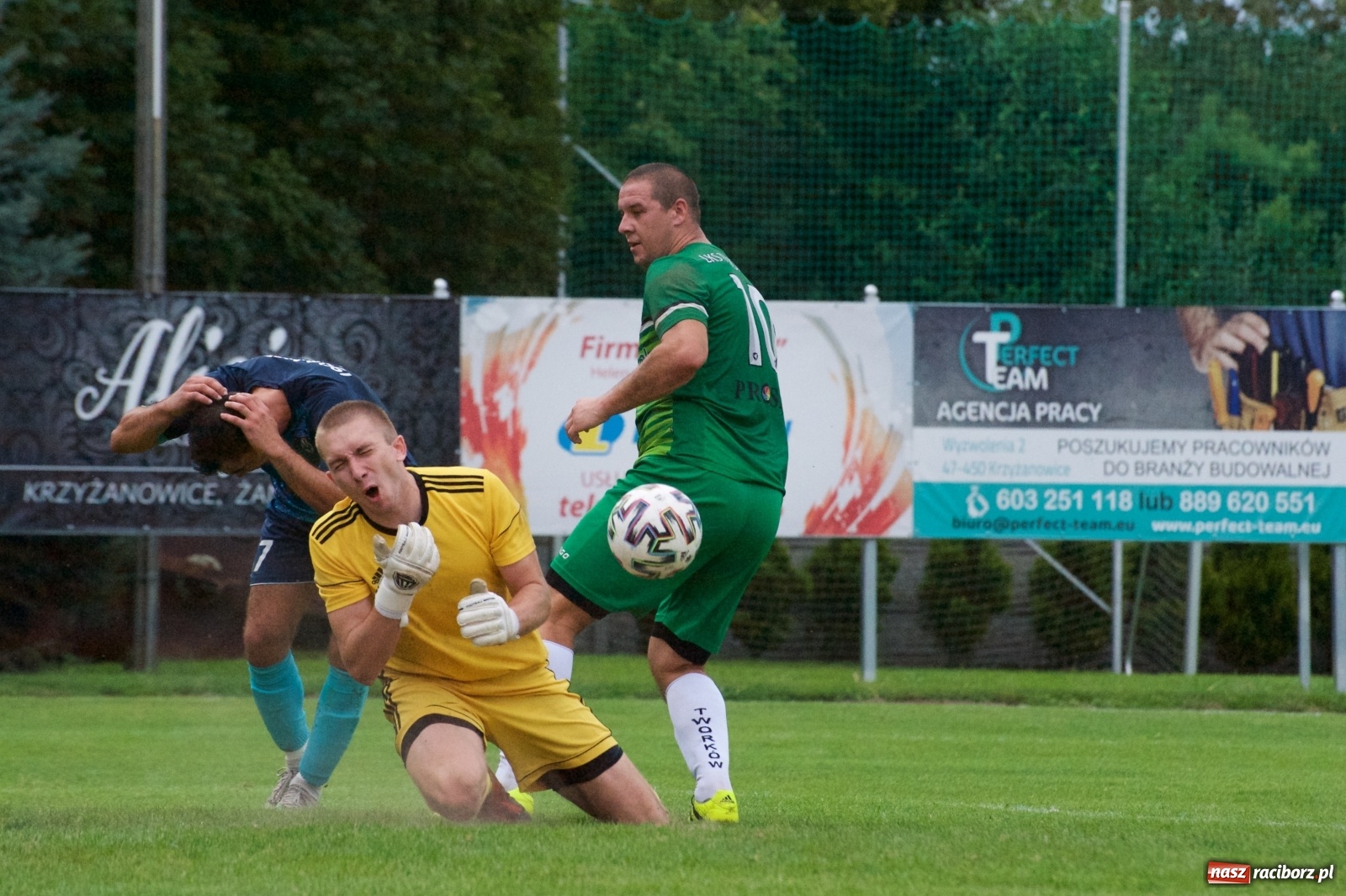 Zdjęcie w galerii na portalu naszraciborz.pl: Trzy punkty Tworkowa. Ambulans na boisku [FOTO] wiadomości z regionu