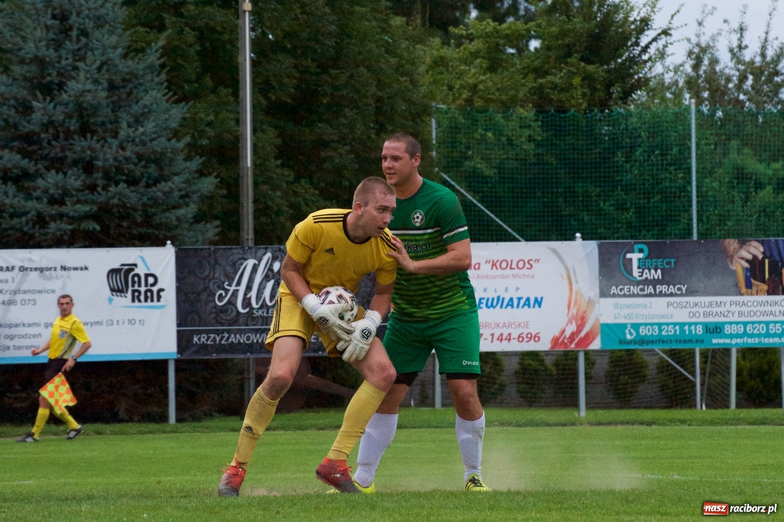 Zdjęcie w galerii na portalu naszraciborz.pl: Trzy punkty Tworkowa. Ambulans na boisku [FOTO] wiadomości z regionu