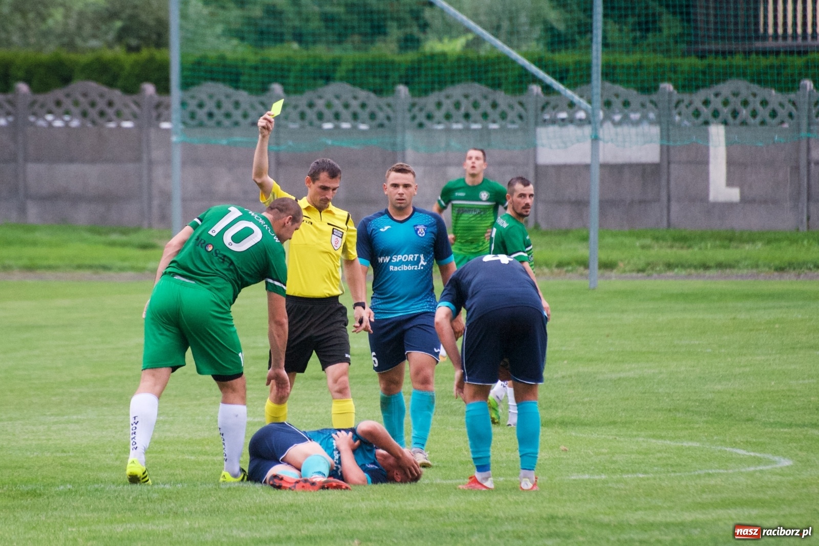 Zdjęcie w galerii na portalu naszraciborz.pl: Trzy punkty Tworkowa. Ambulans na boisku [FOTO] wiadomości z regionu
