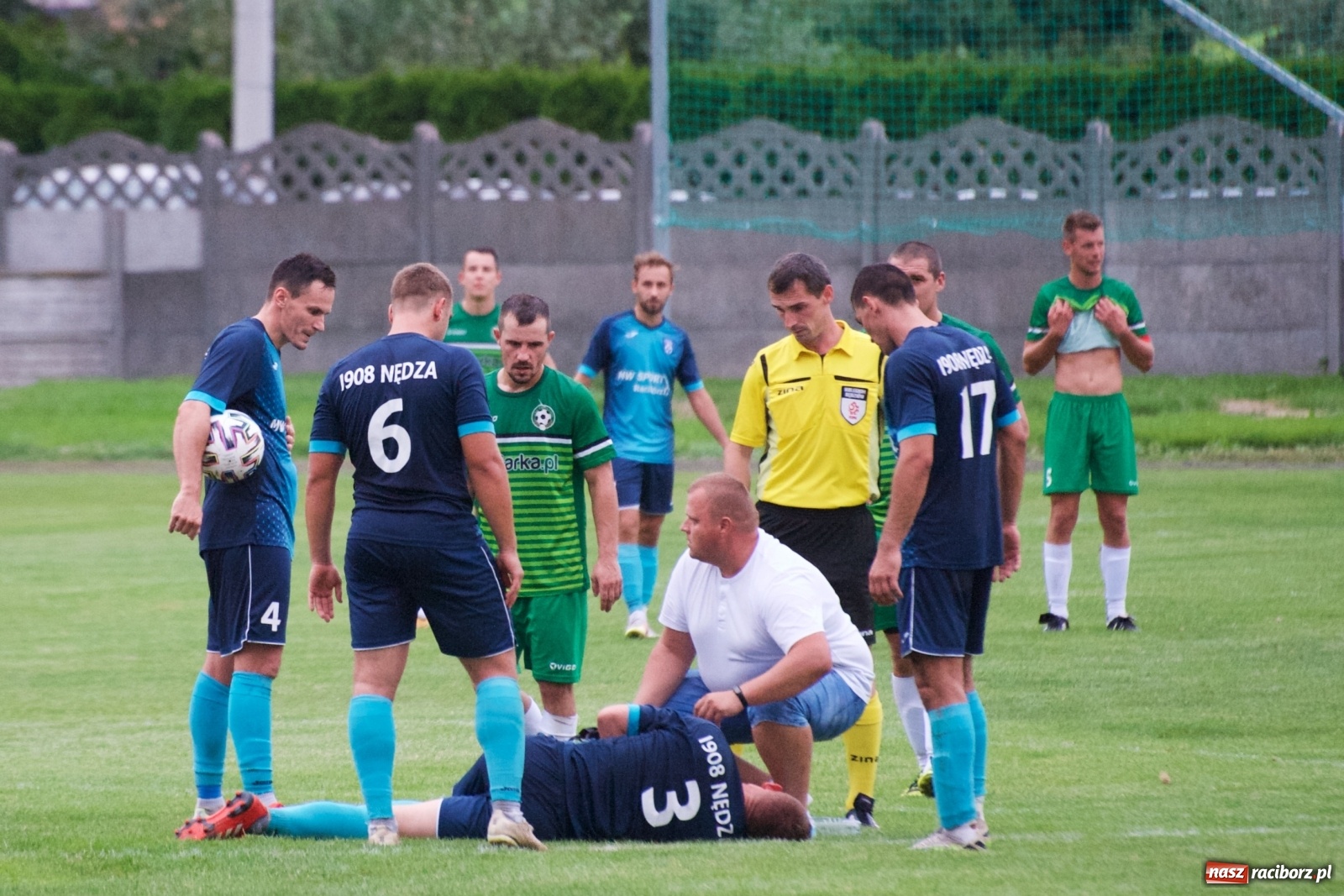 Zdjęcie w galerii na portalu naszraciborz.pl: Trzy punkty Tworkowa. Ambulans na boisku [FOTO] wiadomości z regionu