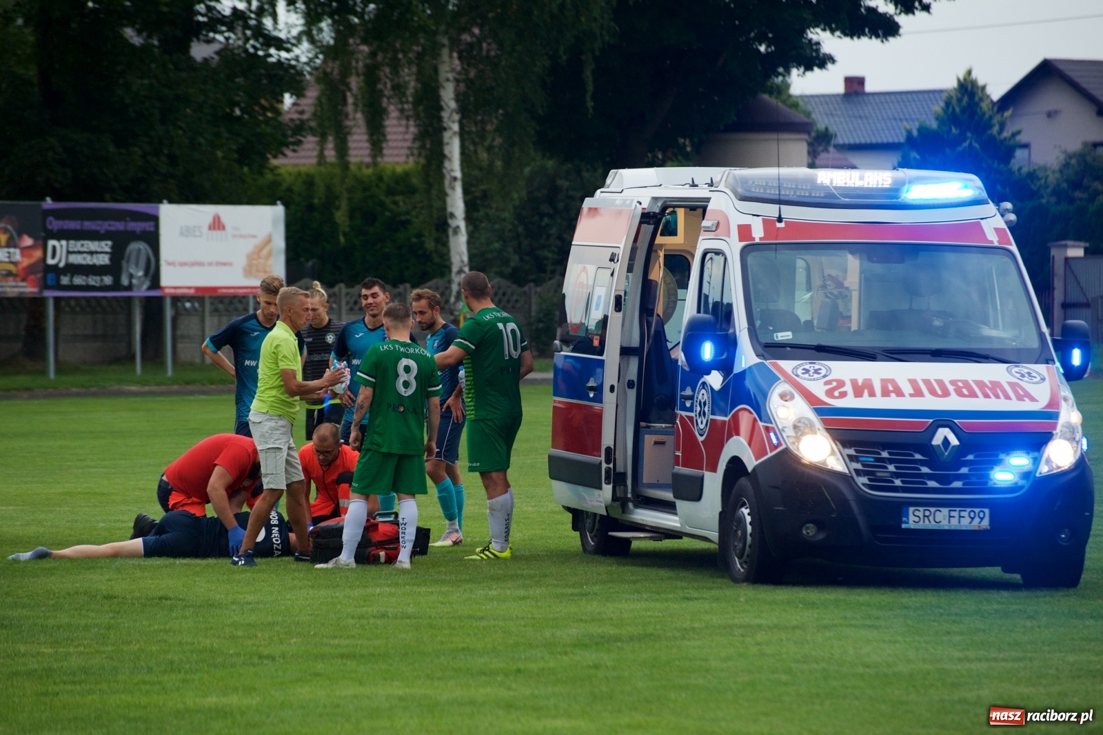 Zdjęcie w galerii na portalu naszraciborz.pl: Trzy punkty Tworkowa. Ambulans na boisku [FOTO] wiadomości z regionu