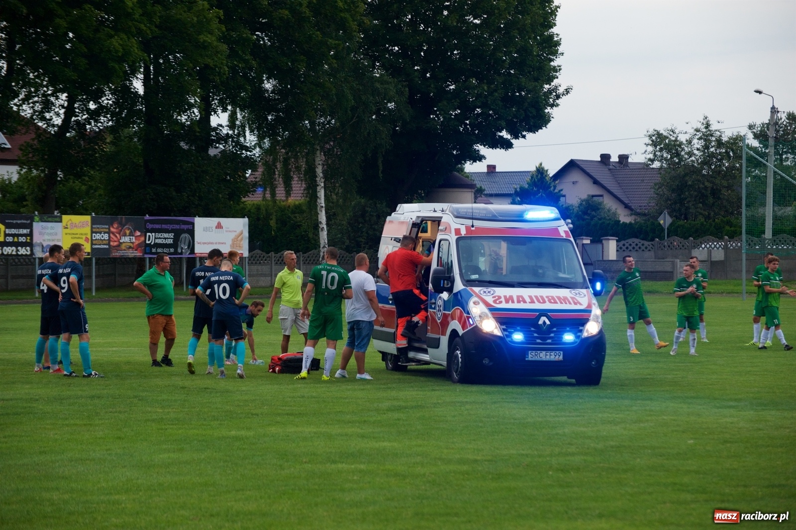 Zdjęcie w galerii na portalu naszraciborz.pl: Trzy punkty Tworkowa. Ambulans na boisku [FOTO] wiadomości z regionu