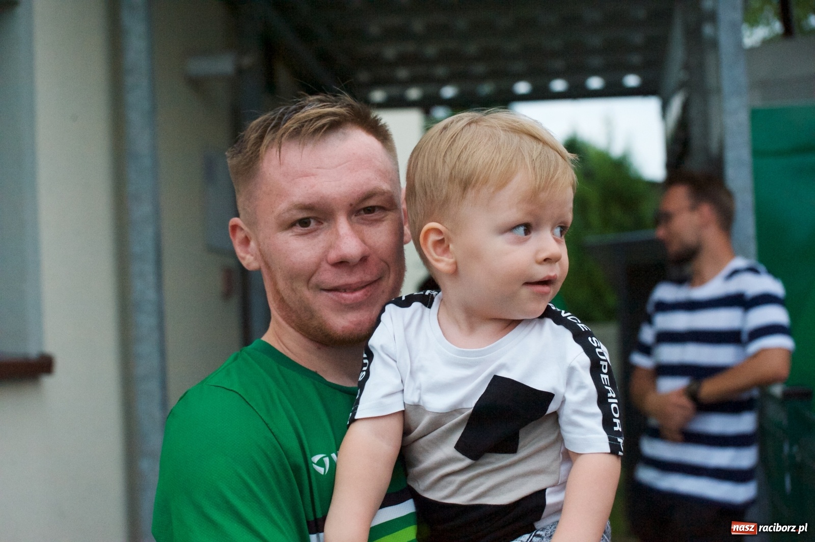 Zdjęcie w galerii na portalu naszraciborz.pl: Trzy punkty Tworkowa. Ambulans na boisku [FOTO] wiadomości z regionu