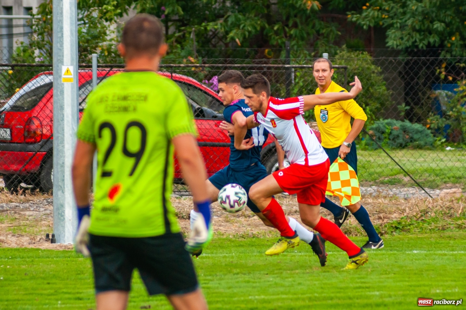 Zdjęcie w galerii na portalu naszraciborz.pl: Czerwona kartka pogrążyła Zameczek [FOTO] wiadomości z regionu