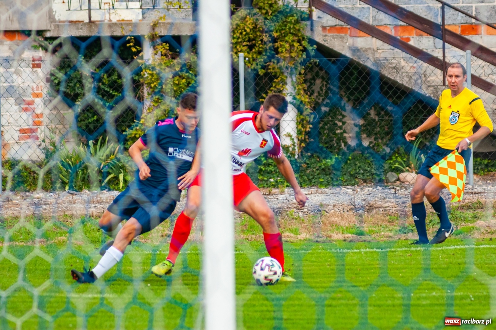 Zdjęcie w galerii na portalu naszraciborz.pl: Czerwona kartka pogrążyła Zameczek [FOTO] wiadomości z regionu