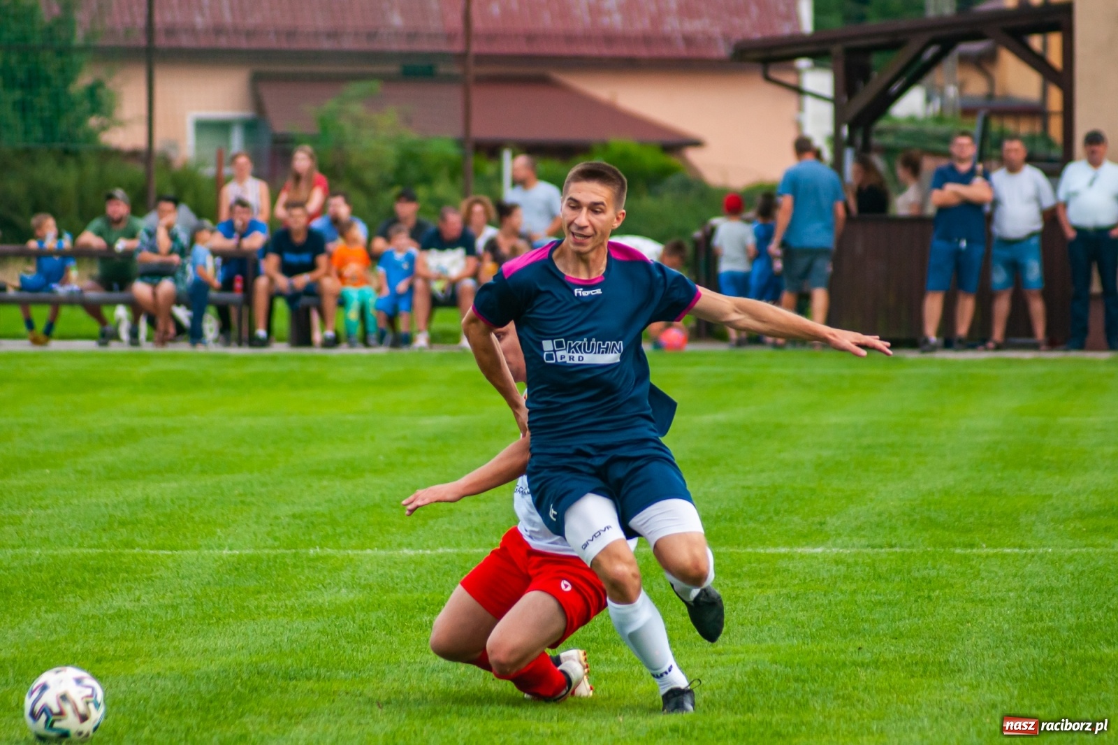 Zdjęcie w galerii na portalu naszraciborz.pl: Czerwona kartka pogrążyła Zameczek [FOTO] wiadomości z regionu
