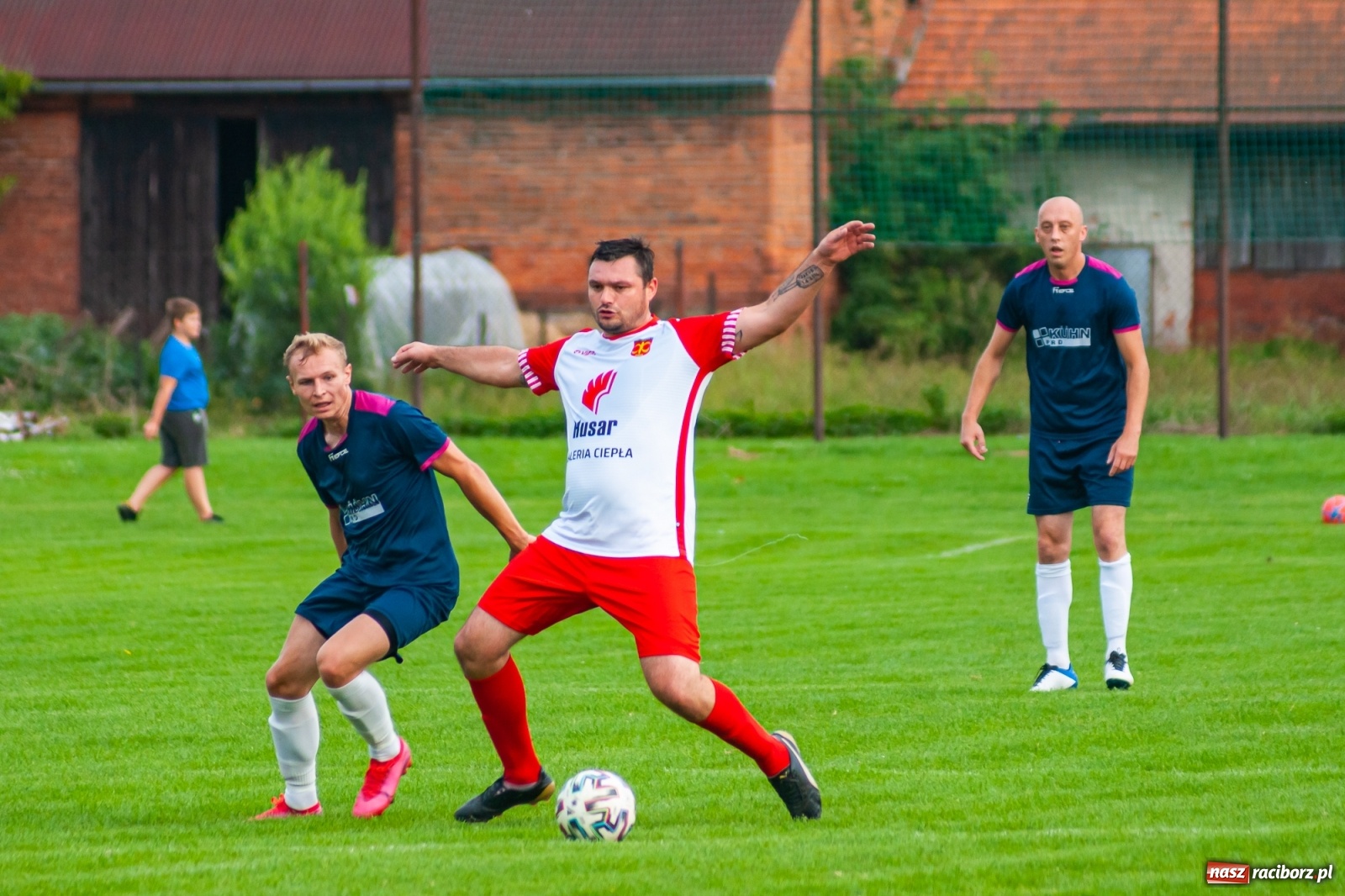 Zdjęcie w galerii na portalu naszraciborz.pl: Czerwona kartka pogrążyła Zameczek [FOTO] wiadomości z regionu