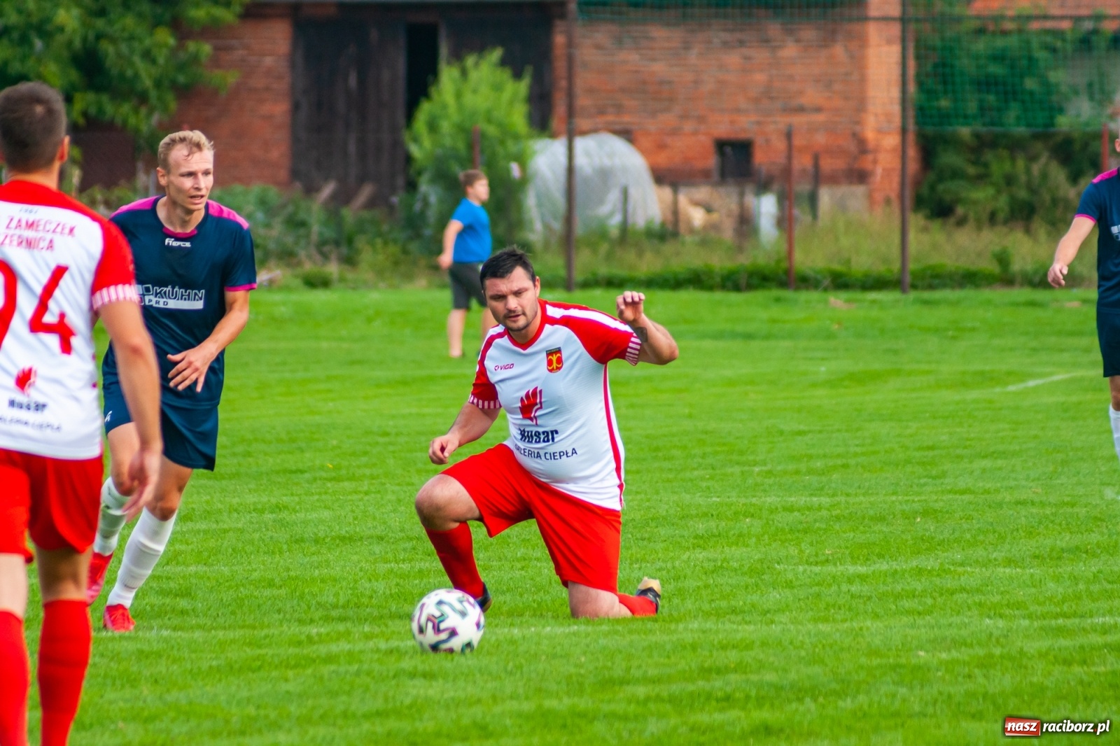 Zdjęcie w galerii na portalu naszraciborz.pl: Czerwona kartka pogrążyła Zameczek [FOTO] wiadomości z regionu