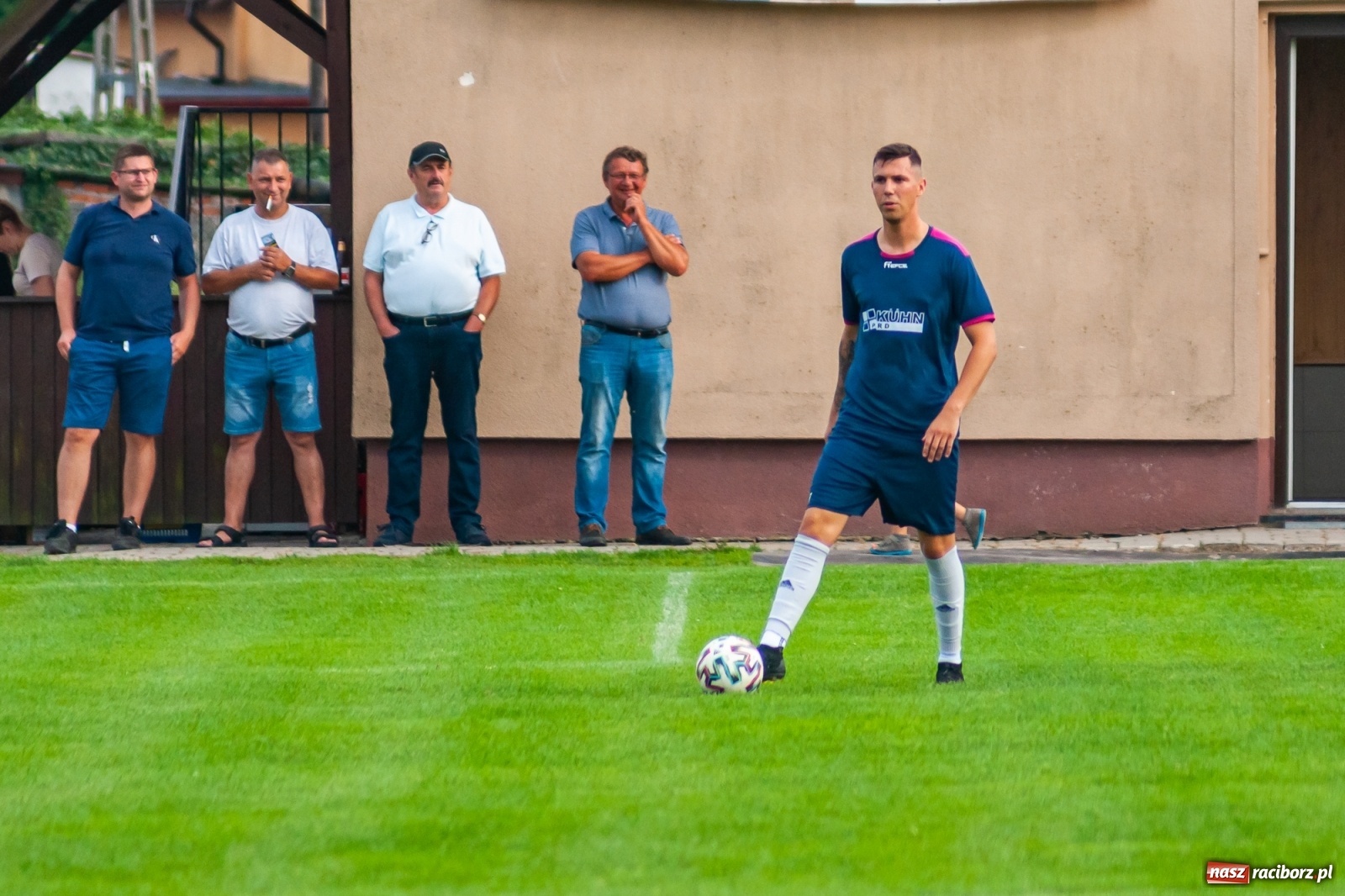 Zdjęcie w galerii na portalu naszraciborz.pl: Czerwona kartka pogrążyła Zameczek [FOTO] wiadomości z regionu