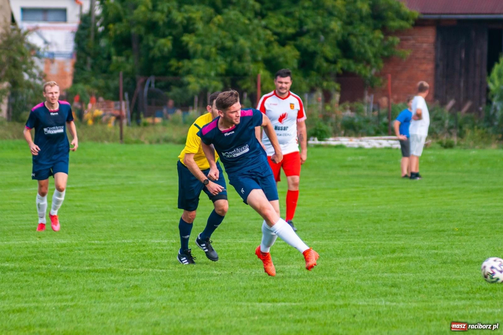 Zdjęcie w galerii na portalu naszraciborz.pl: Czerwona kartka pogrążyła Zameczek [FOTO] wiadomości z regionu