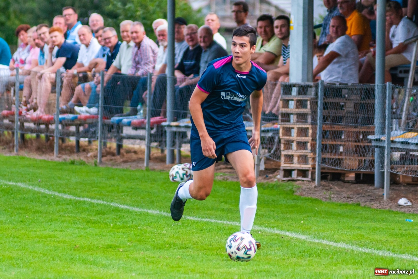 Zdjęcie w galerii na portalu naszraciborz.pl: Czerwona kartka pogrążyła Zameczek [FOTO] wiadomości z regionu