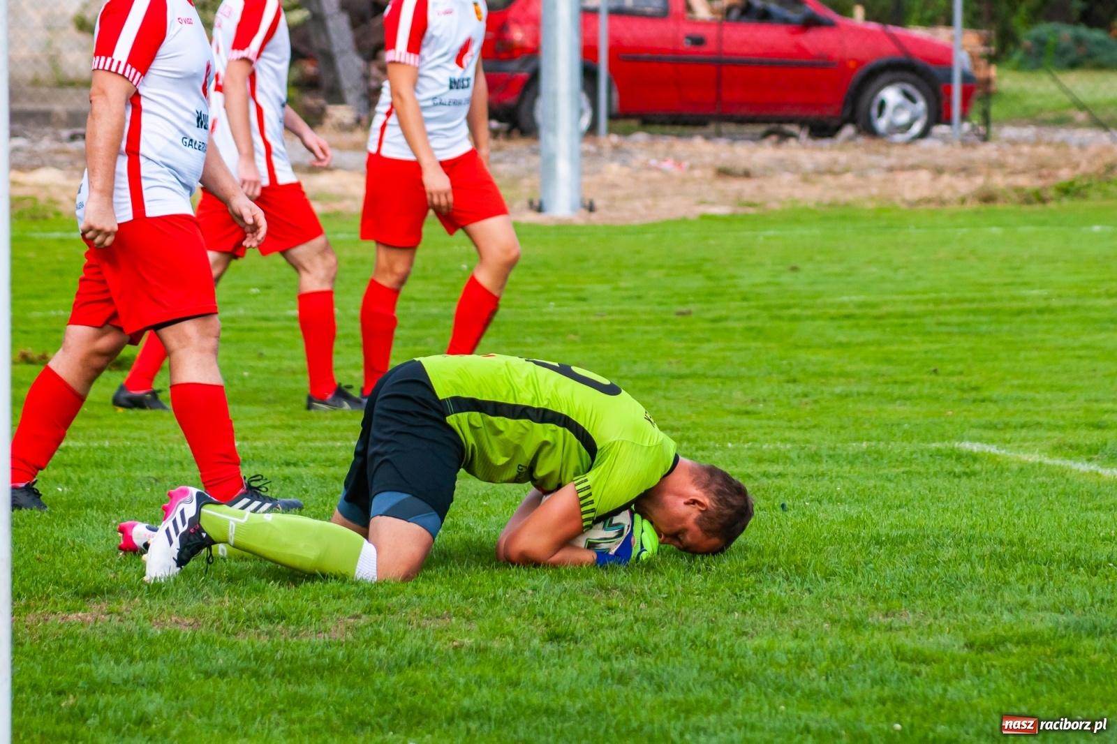 Zdjęcie w galerii na portalu naszraciborz.pl: Czerwona kartka pogrążyła Zameczek [FOTO] wiadomości z regionu
