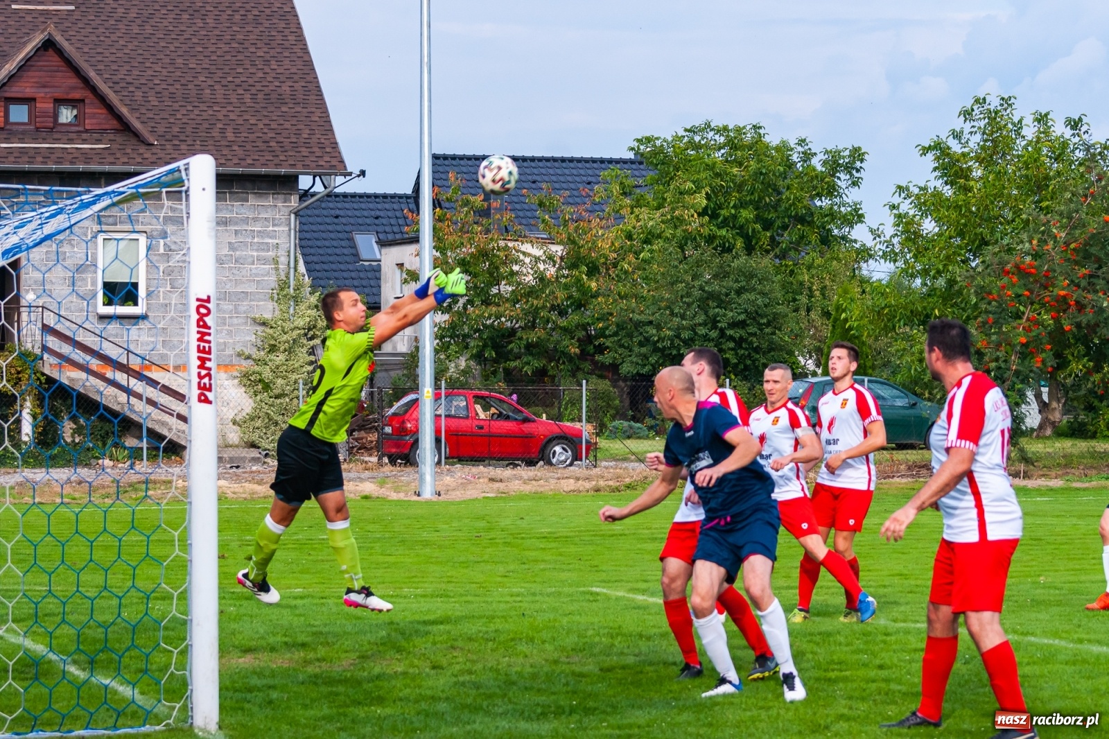 Zdjęcie w galerii na portalu naszraciborz.pl: Czerwona kartka pogrążyła Zameczek [FOTO] wiadomości z regionu