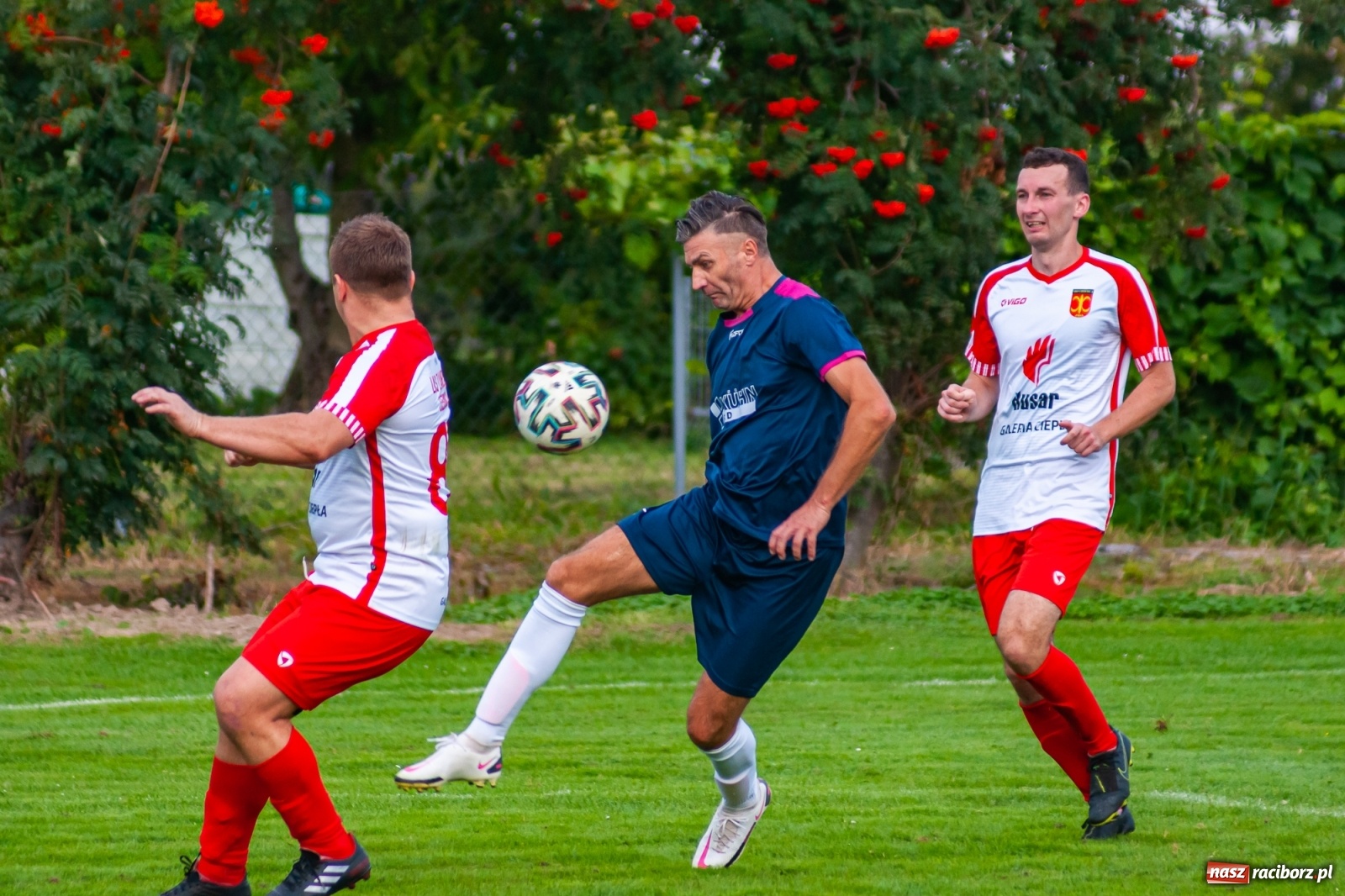Zdjęcie w galerii na portalu naszraciborz.pl: Czerwona kartka pogrążyła Zameczek [FOTO] wiadomości z regionu