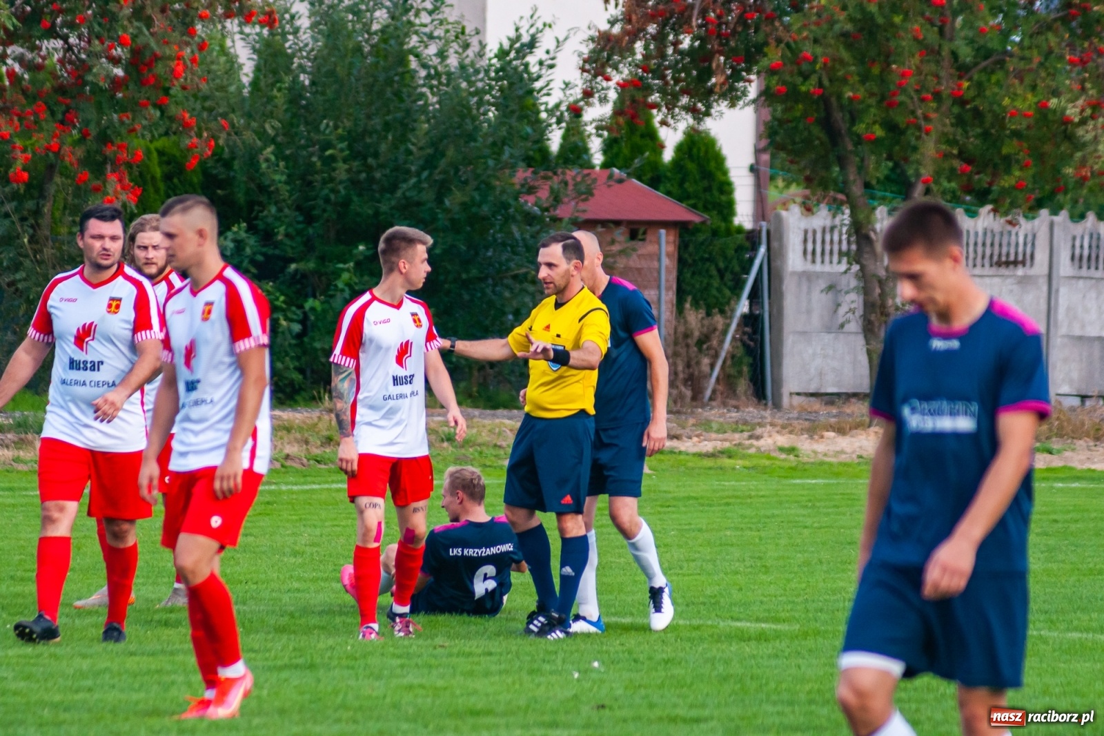 Zdjęcie w galerii na portalu naszraciborz.pl: Czerwona kartka pogrążyła Zameczek [FOTO] wiadomości z regionu