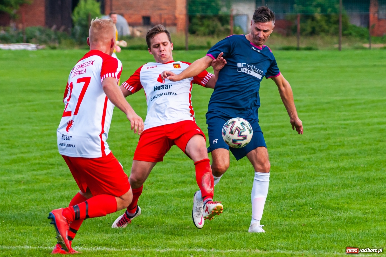 Zdjęcie w galerii na portalu naszraciborz.pl: Czerwona kartka pogrążyła Zameczek [FOTO] wiadomości z regionu