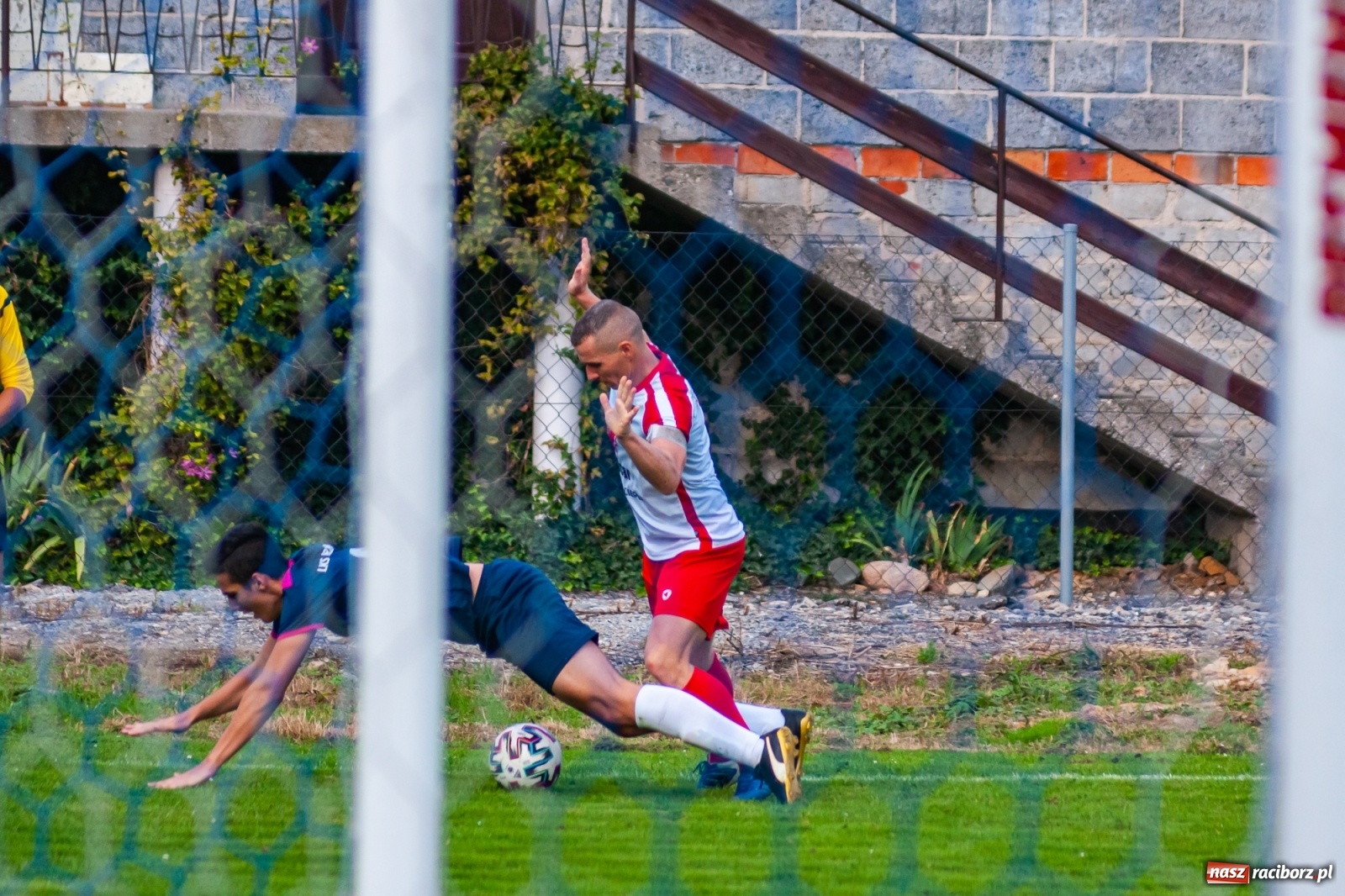 Zdjęcie w galerii na portalu naszraciborz.pl: Czerwona kartka pogrążyła Zameczek [FOTO] wiadomości z regionu