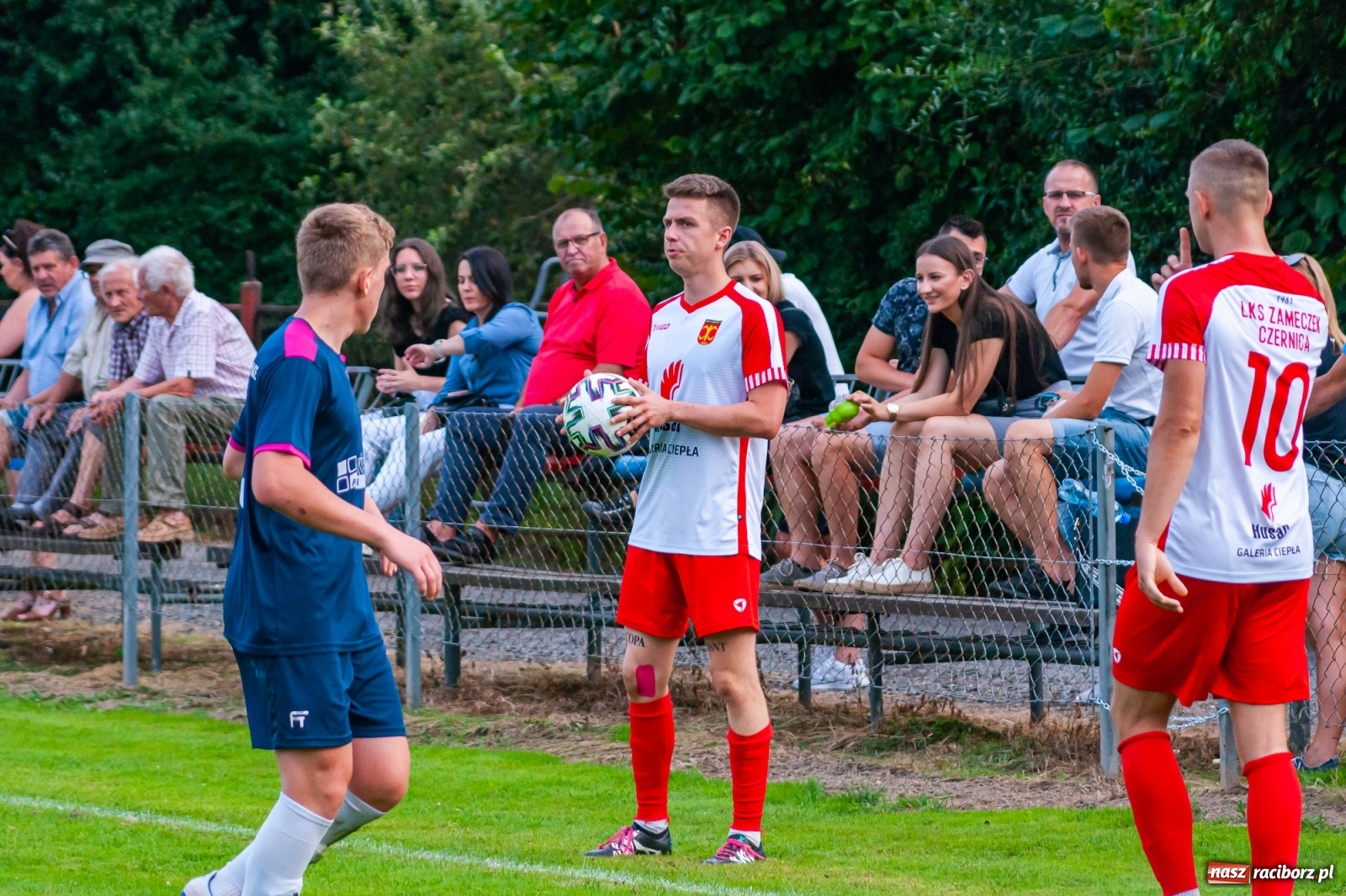 Zdjęcie w galerii na portalu naszraciborz.pl: Czerwona kartka pogrążyła Zameczek [FOTO] wiadomości z regionu