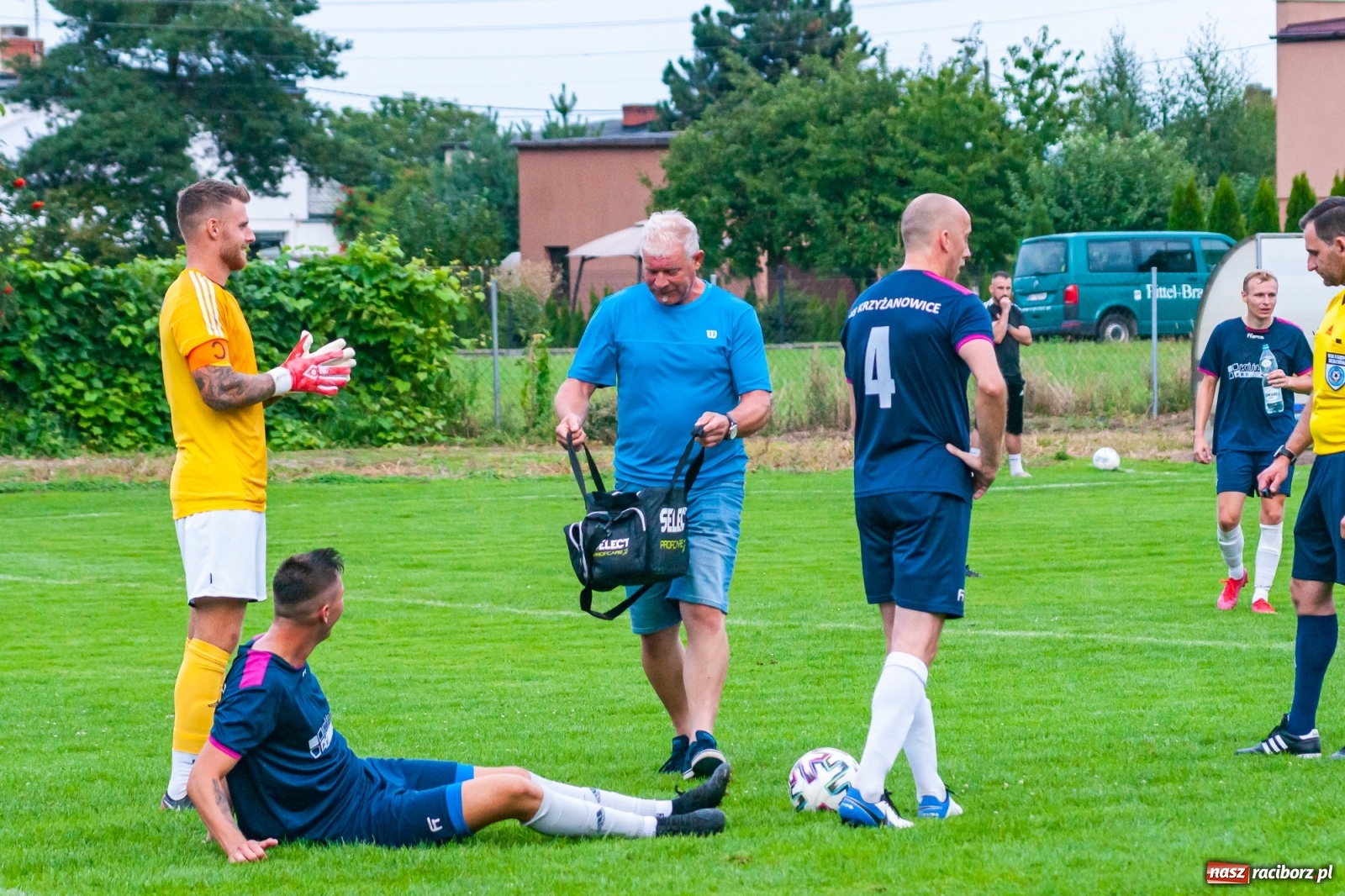 Zdjęcie w galerii na portalu naszraciborz.pl: Czerwona kartka pogrążyła Zameczek [FOTO] wiadomości z regionu