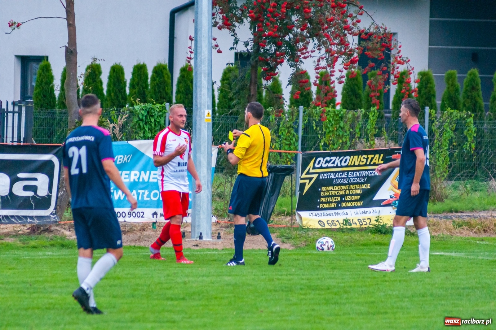 Zdjęcie w galerii na portalu naszraciborz.pl: Czerwona kartka pogrążyła Zameczek [FOTO] wiadomości z regionu