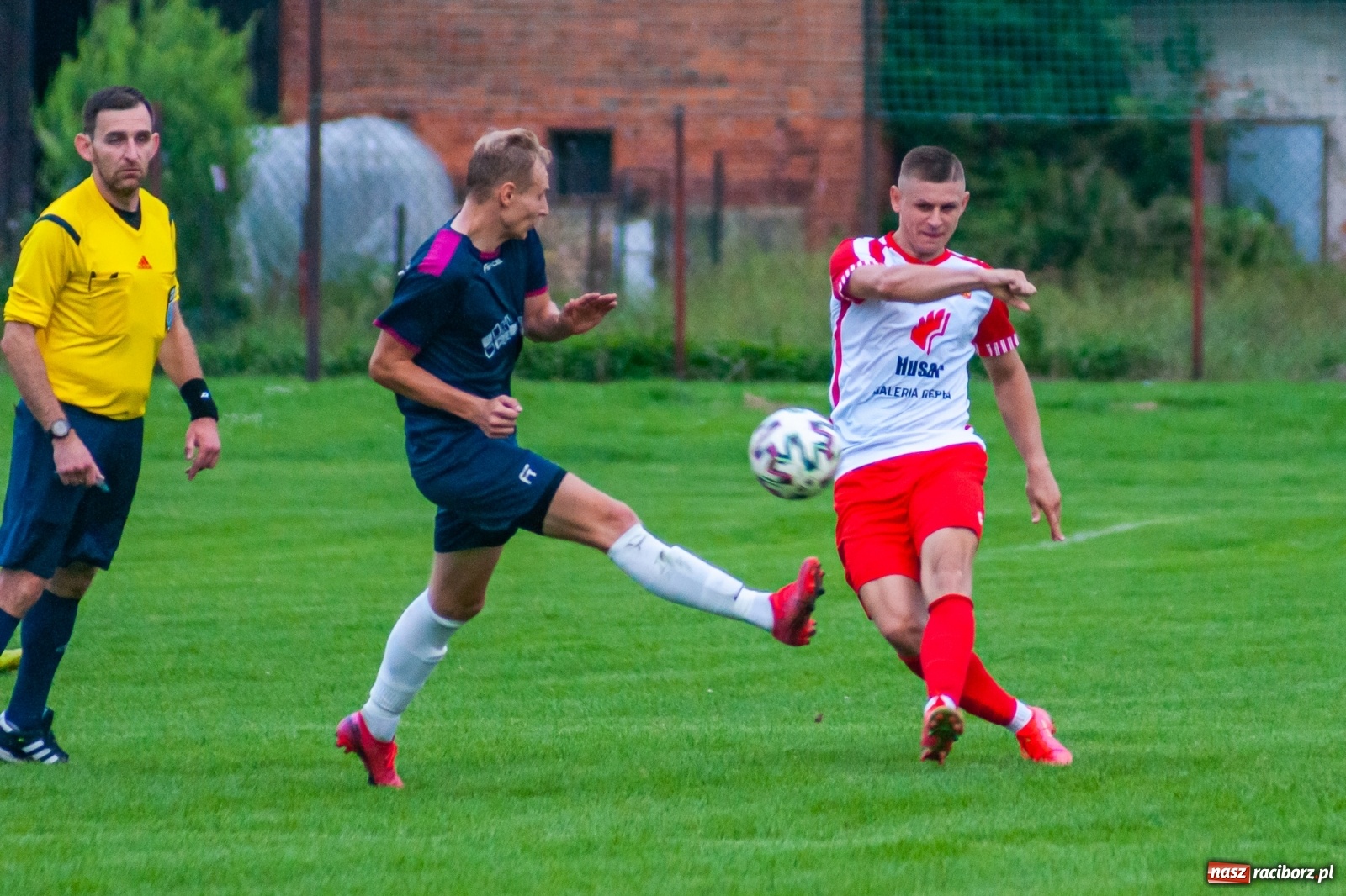 Zdjęcie w galerii na portalu naszraciborz.pl: Czerwona kartka pogrążyła Zameczek [FOTO] wiadomości z regionu