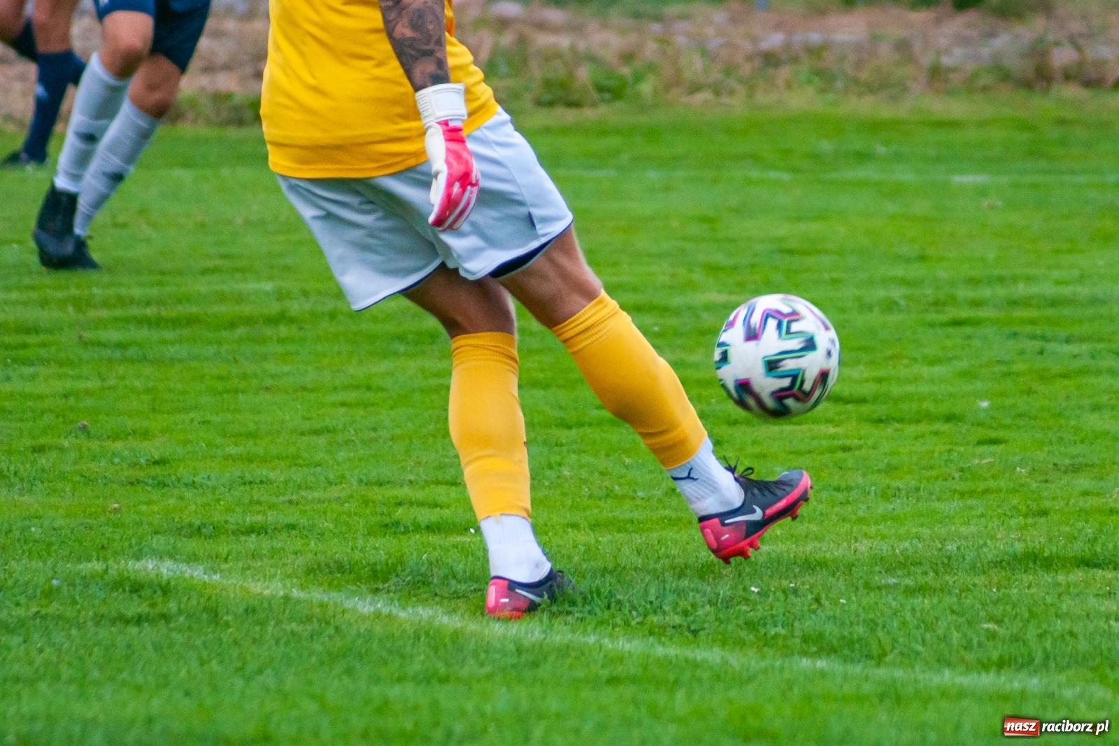 Zdjęcie w galerii na portalu naszraciborz.pl: Czerwona kartka pogrążyła Zameczek [FOTO] wiadomości z regionu
