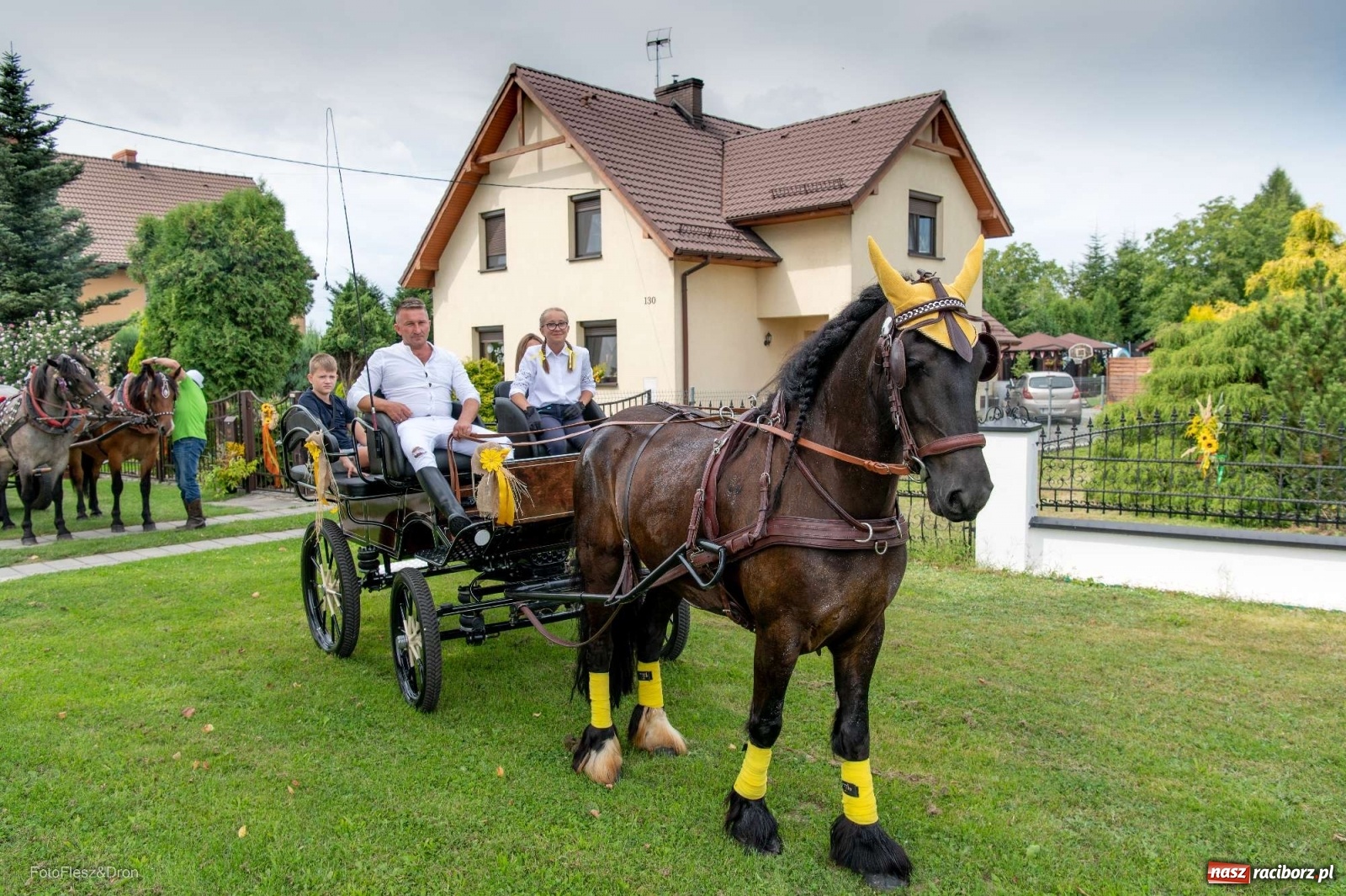 Zdjęcie w galerii na portalu naszraciborz.pl: Przez Raszczyce przeszedł barwny korowód wiadomości z regionu