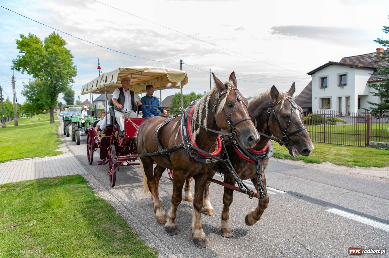 Zdjęcie w galerii na portalu naszraciborz.pl: Przez Raszczyce przeszedł barwny korowód wiadomości z regionu
