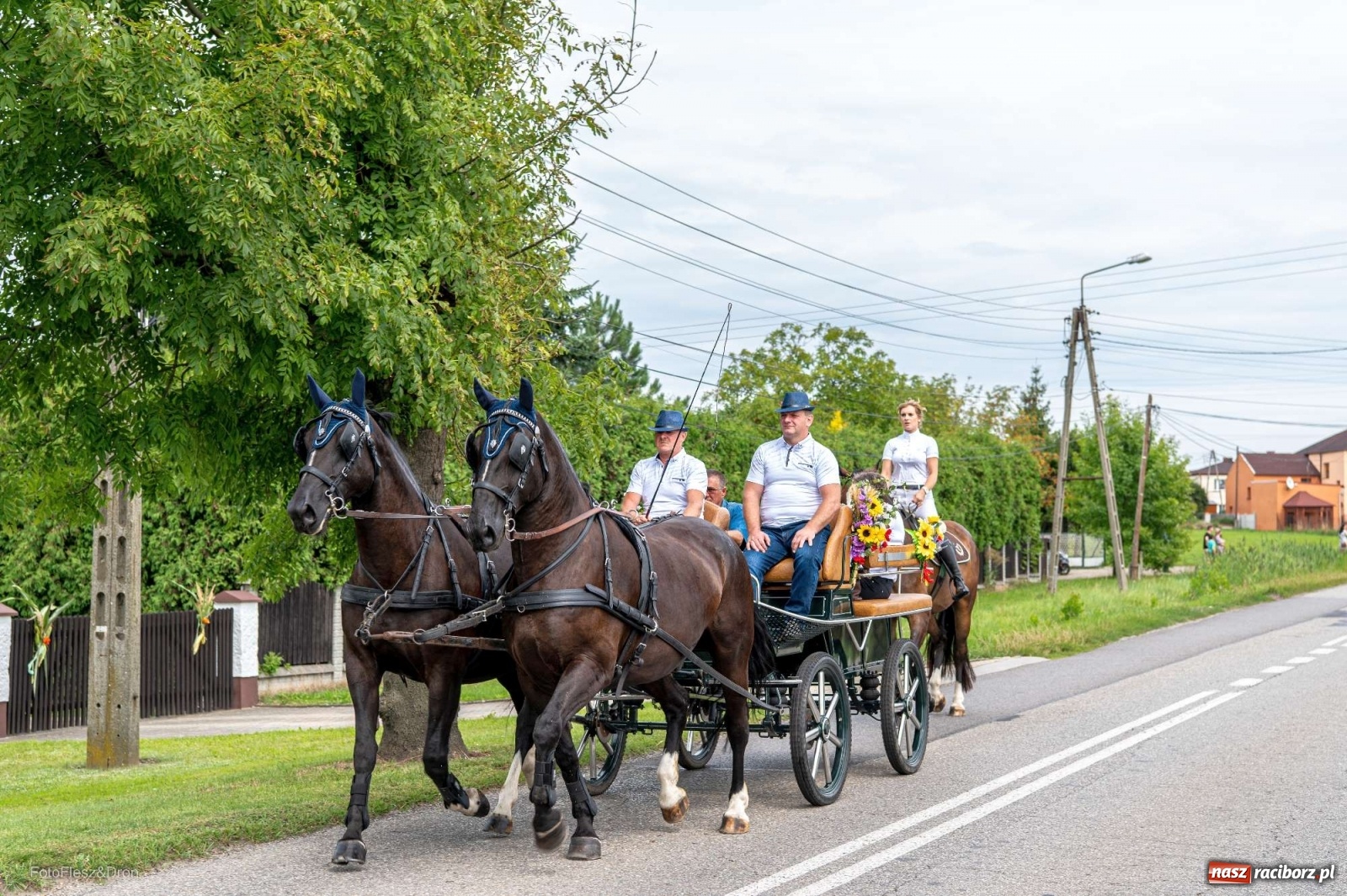 Zdjęcie w galerii na portalu naszraciborz.pl: Przez Raszczyce przeszedł barwny korowód wiadomości z regionu