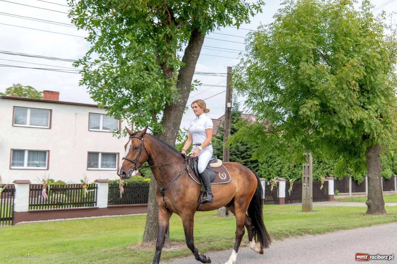 Zdjęcie w galerii na portalu naszraciborz.pl: Przez Raszczyce przeszedł barwny korowód wiadomości z regionu
