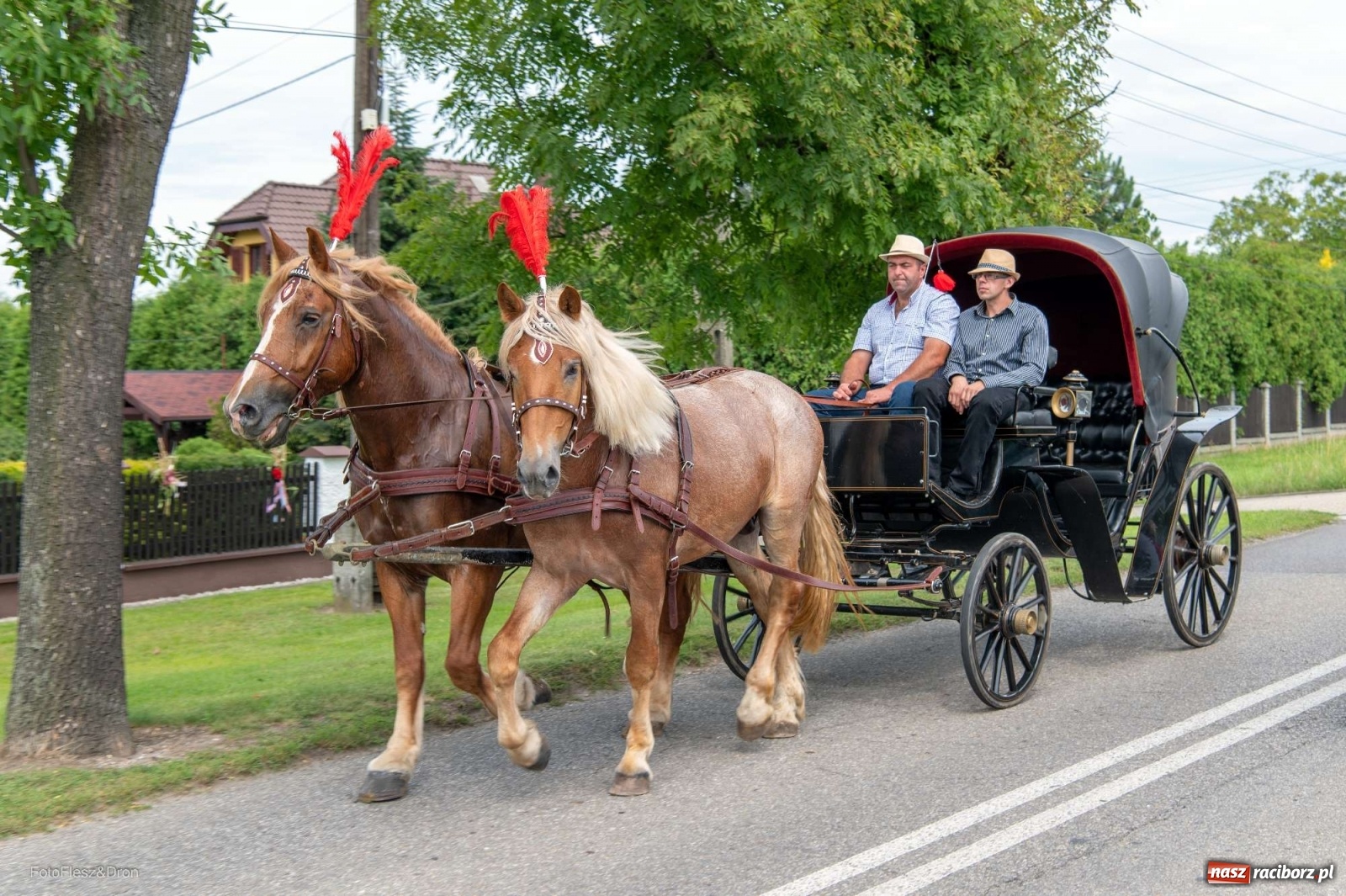 Zdjęcie w galerii na portalu naszraciborz.pl: Przez Raszczyce przeszedł barwny korowód wiadomości z regionu