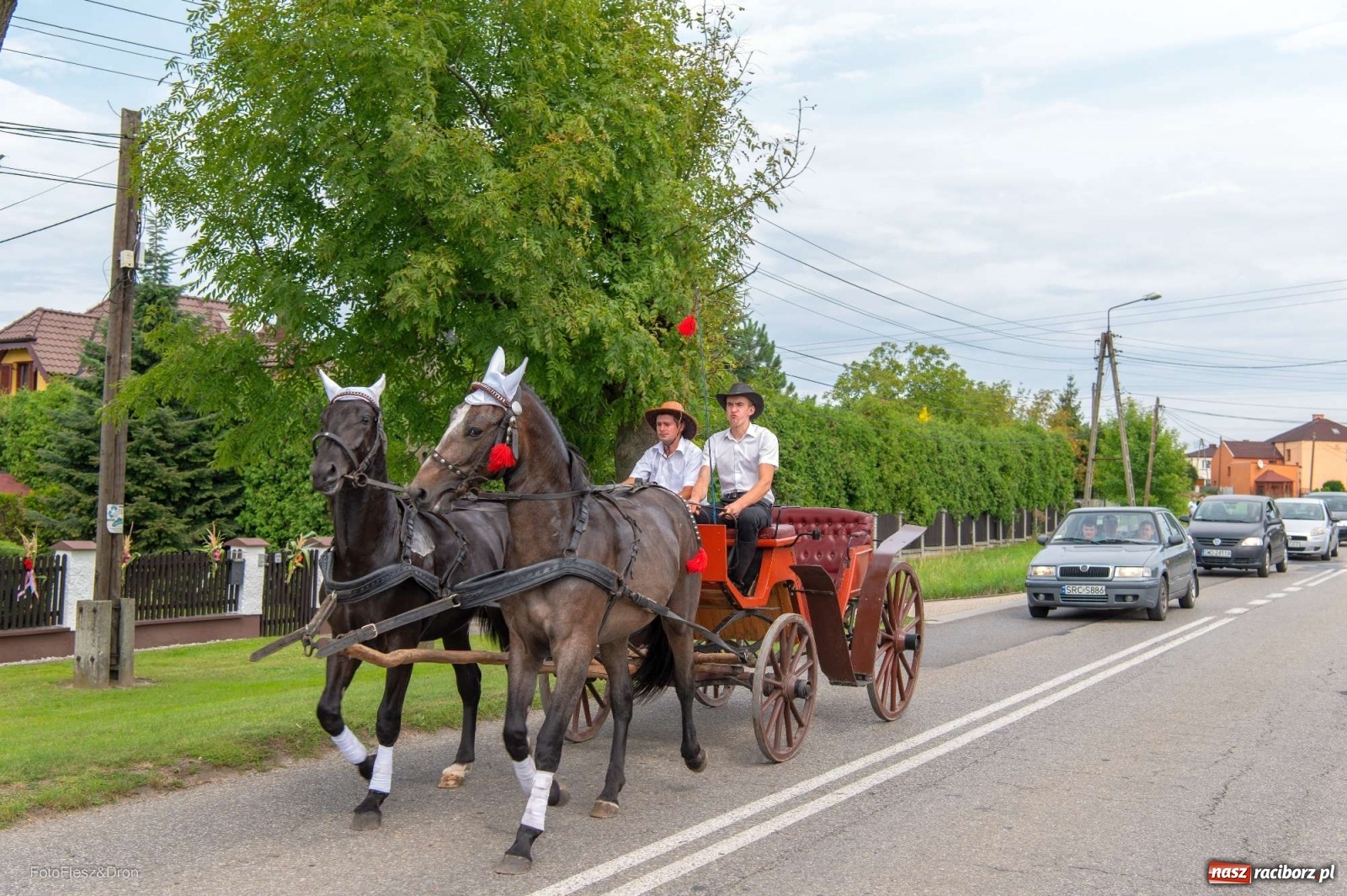 Zdjęcie w galerii na portalu naszraciborz.pl: Przez Raszczyce przeszedł barwny korowód wiadomości z regionu