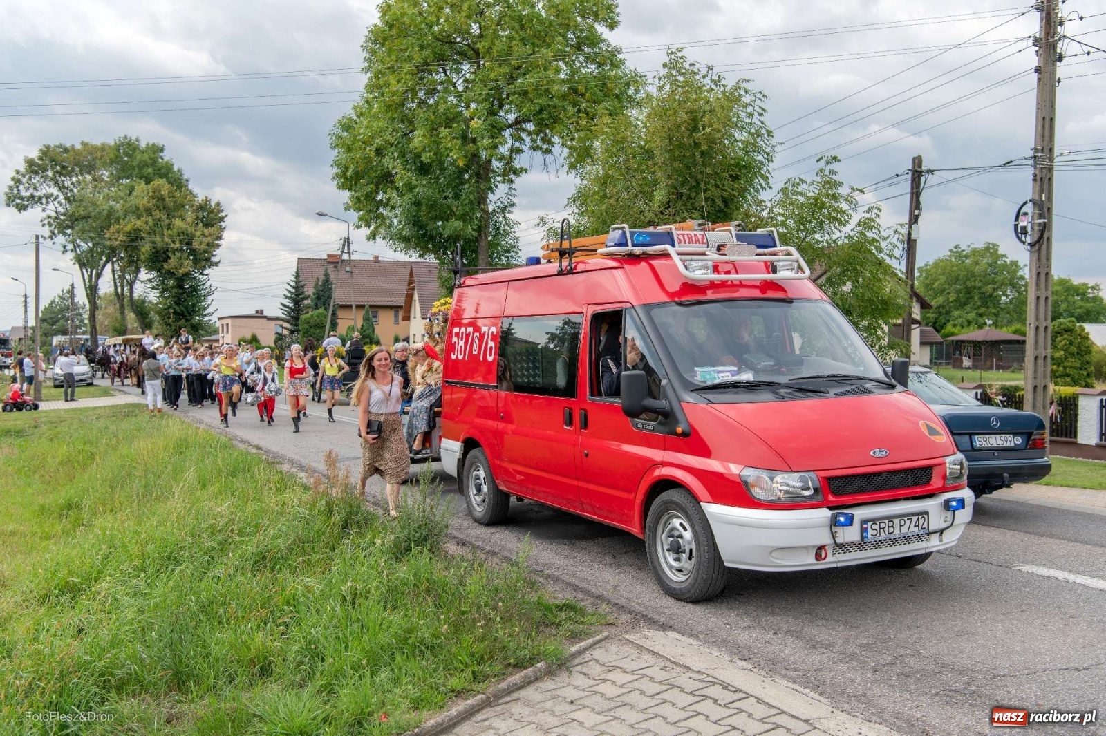Zdjęcie w galerii na portalu naszraciborz.pl: Przez Raszczyce przeszedł barwny korowód wiadomości z regionu