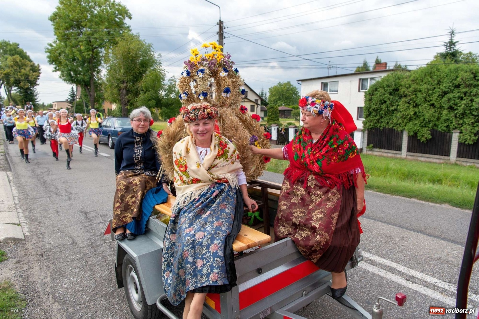 Zdjęcie w galerii na portalu naszraciborz.pl: Przez Raszczyce przeszedł barwny korowód wiadomości z regionu