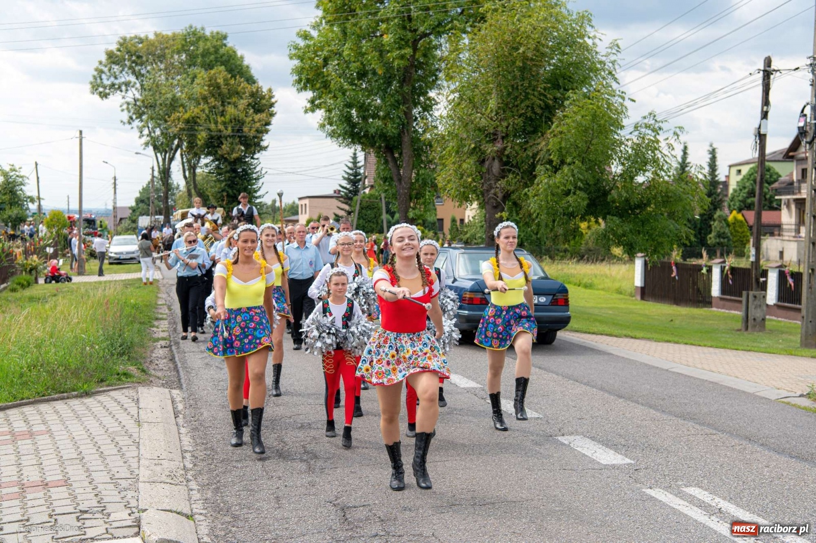 Zdjęcie w galerii na portalu naszraciborz.pl: Przez Raszczyce przeszedł barwny korowód wiadomości z regionu